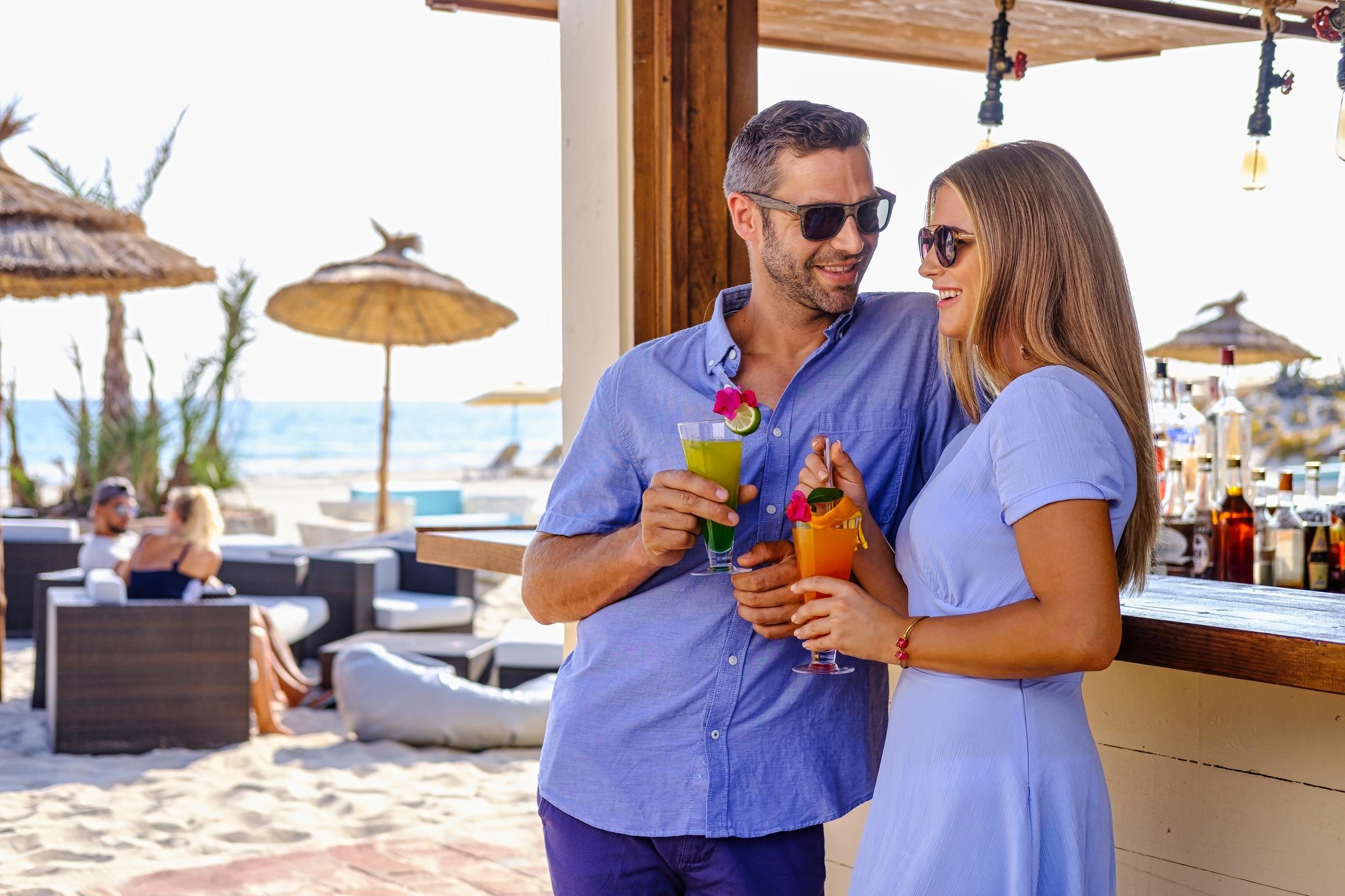 Paar genießt erfrischende Cocktails an einem Strand bei Aldiana Premium Cluburlaub