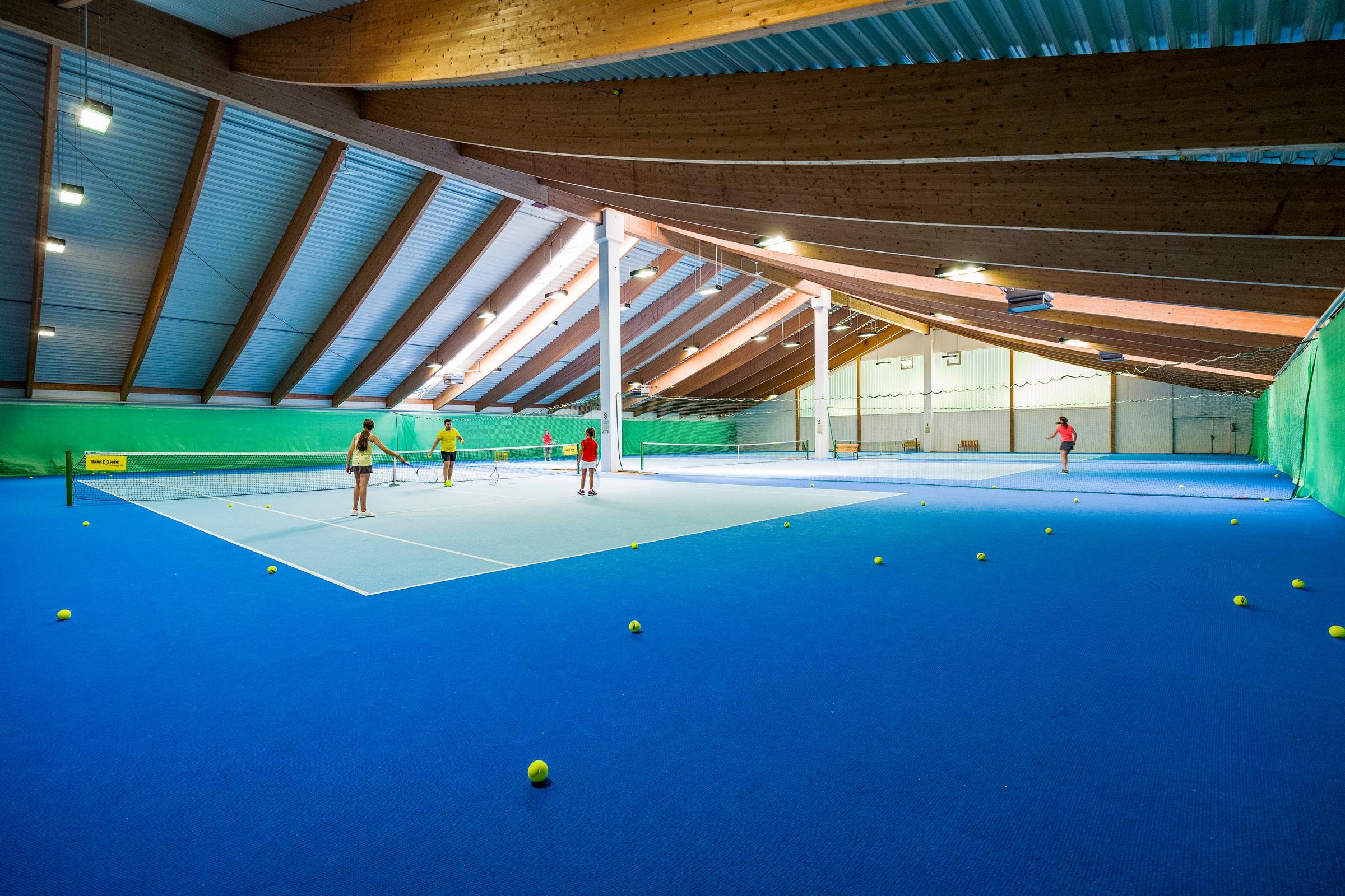 Innenaufnahme eines Tennisplatzes im Aldiana Premium Cluburlaub mit Kindern beim Training