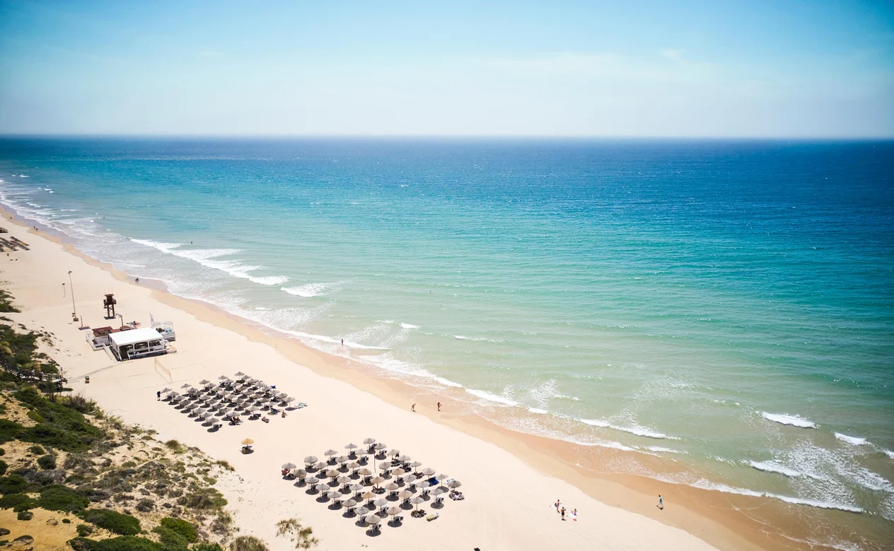 Drohnenaufnahme vom feinen Sandstrand