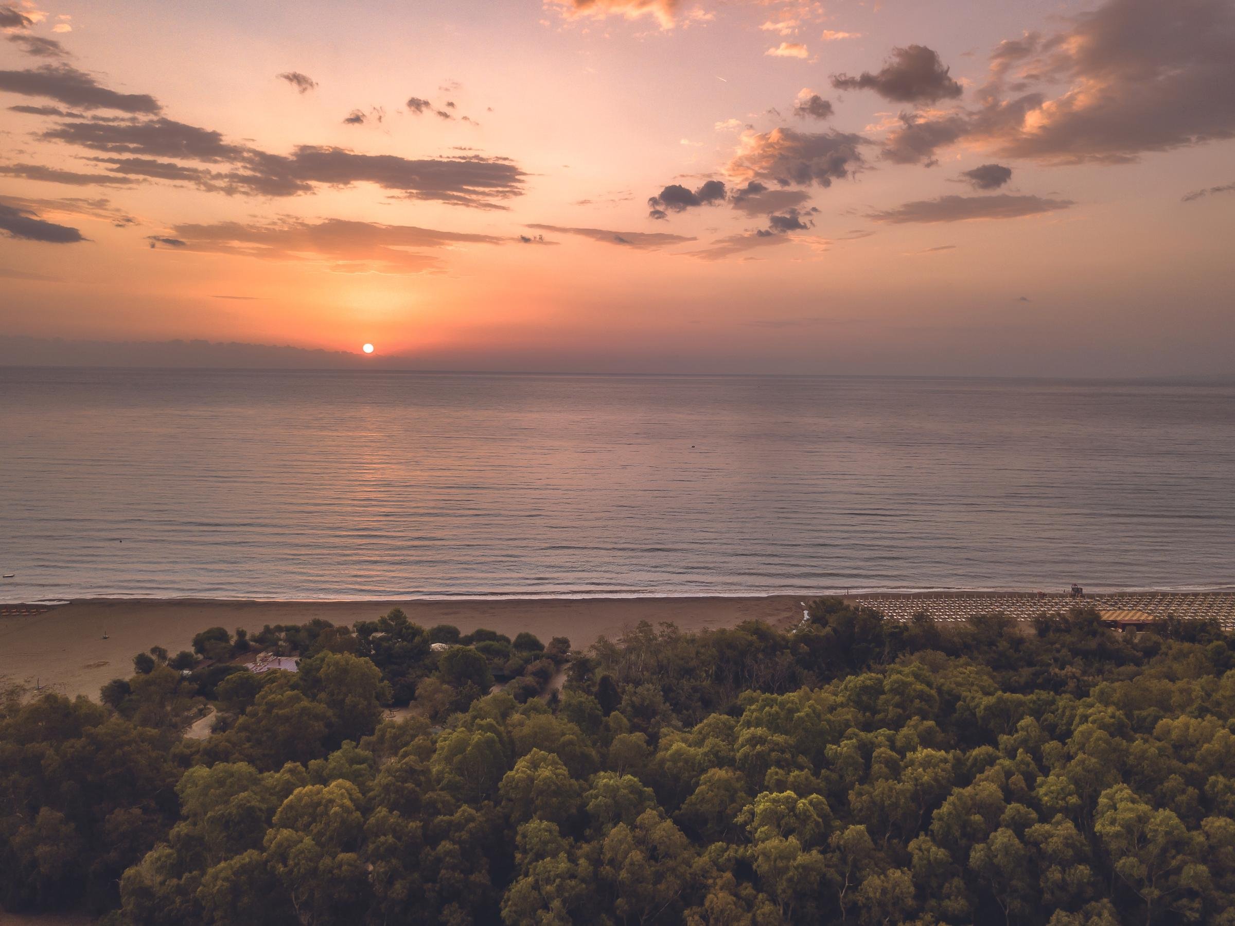 Sonnenuntergang über dem Meer bei Aldiana Premium Cluburlaub, idyllische Strandkulisse