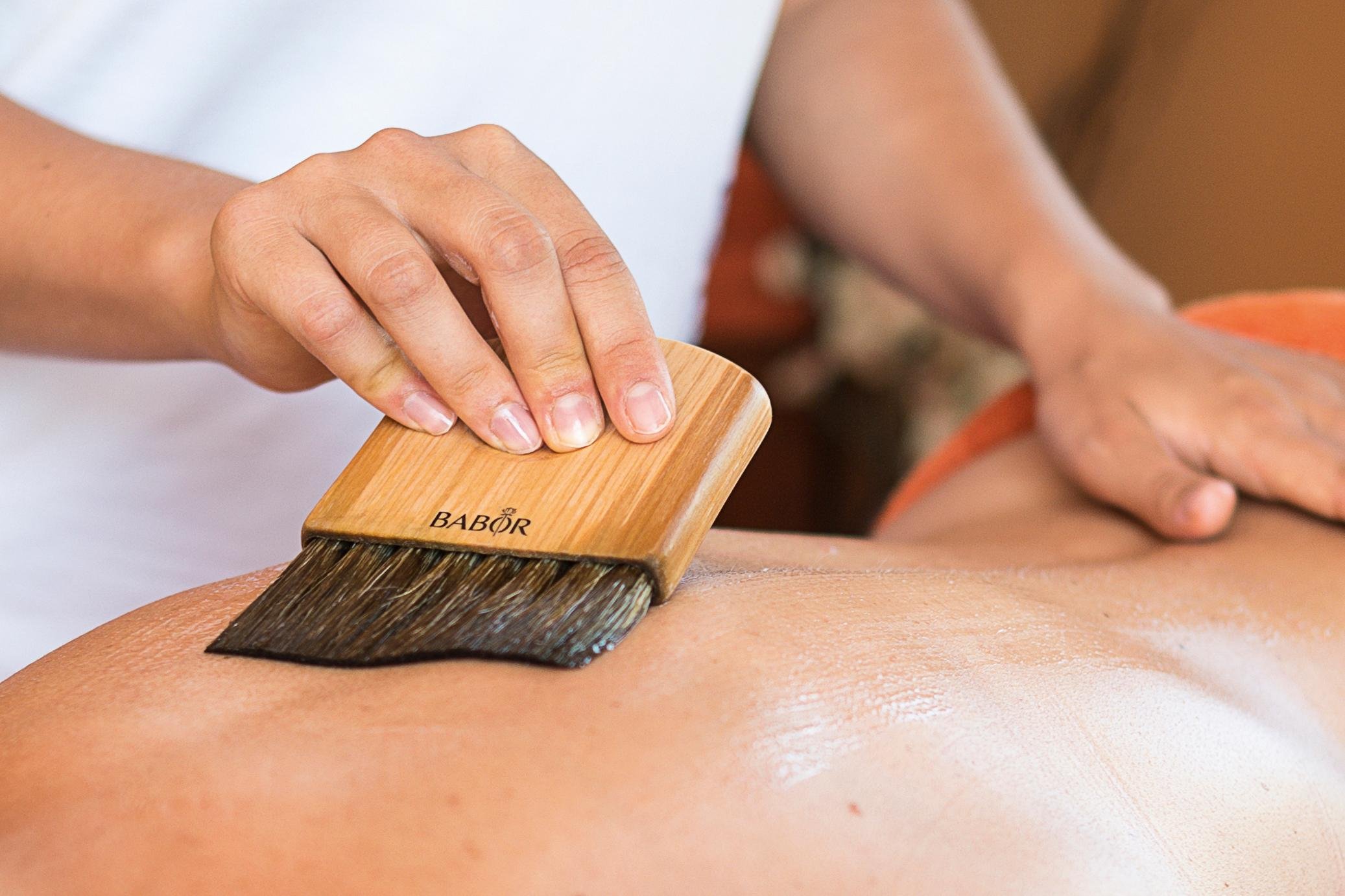 Luxusiger Wellness-Massage mit Massageöl im Aldiana Premium Cluburlaub