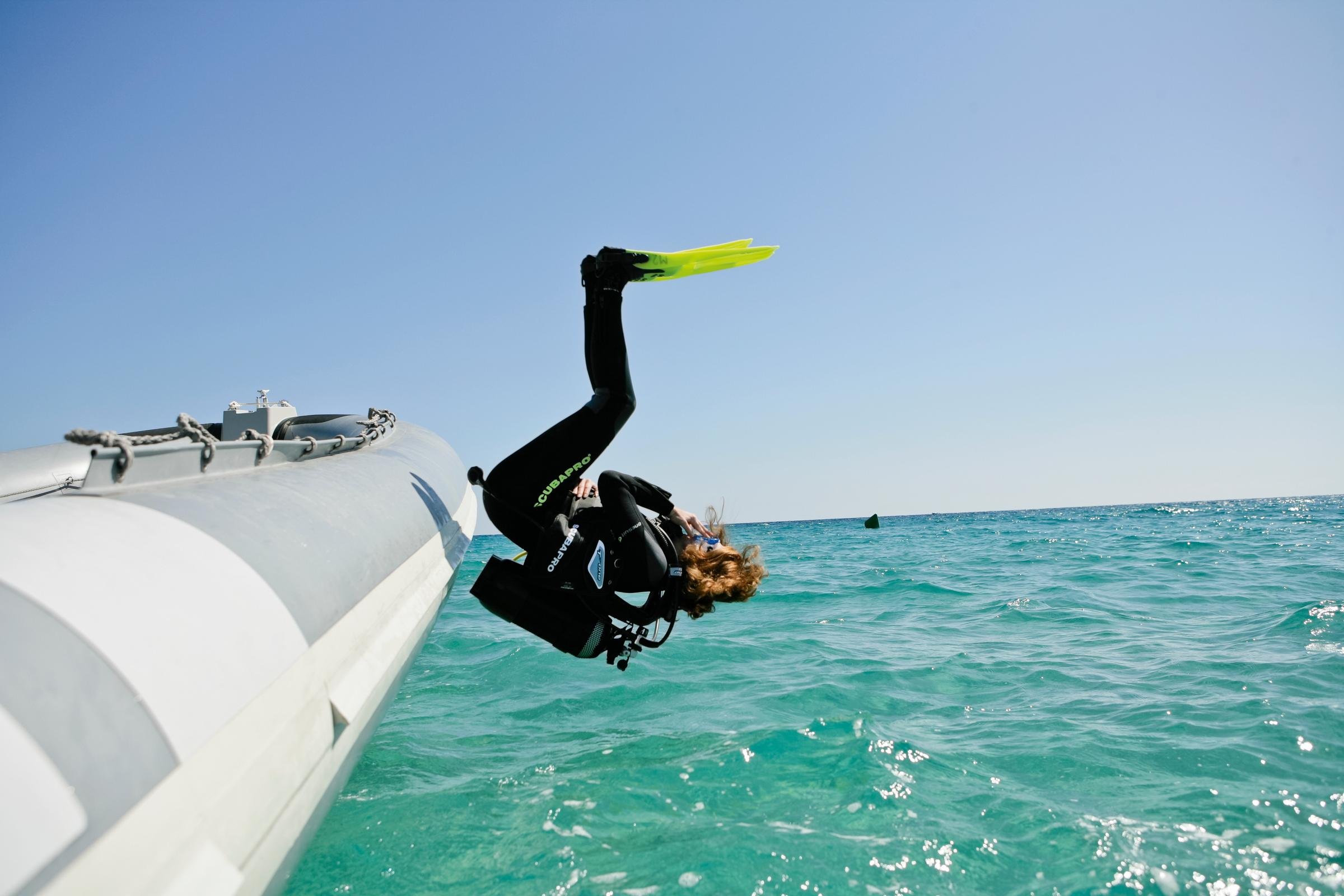 Person beim Schnorcheln in Meer, blaues Wasser, Sonnenlicht, Aldiana Premium Cluburlaub