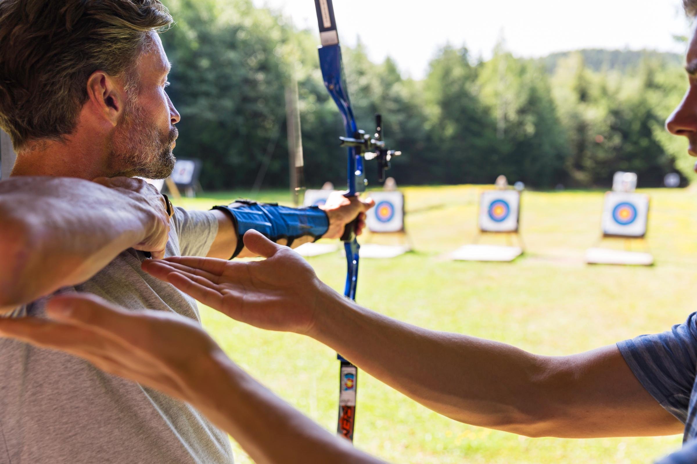 Person beim Bogenschießen auf einem Aldiana Premium Cluburlaubsgelände