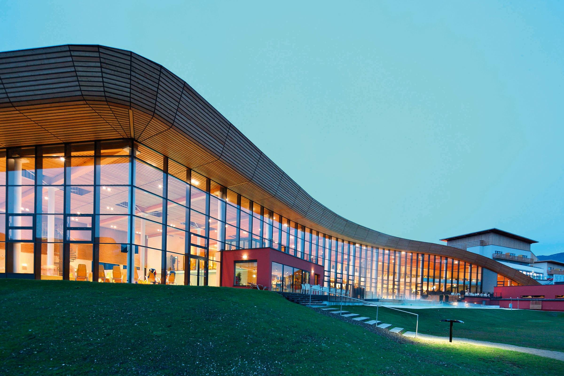 GrimmingTherme mit Pool und Liegen