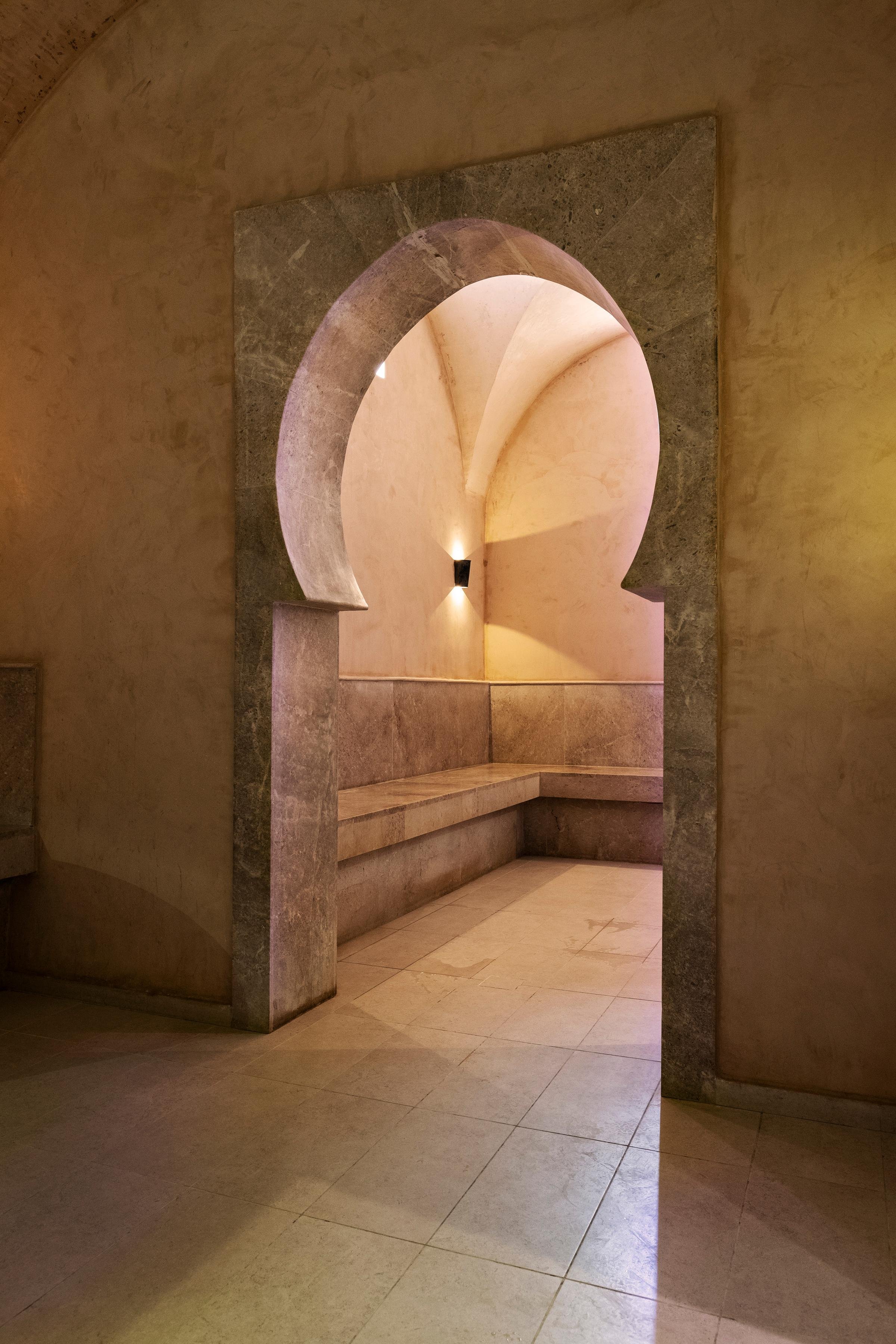 Verziert mit warmem Licht, bietet diese elegante Passage bei Aldiana ein Premium Cluburlaub-Erlebnis