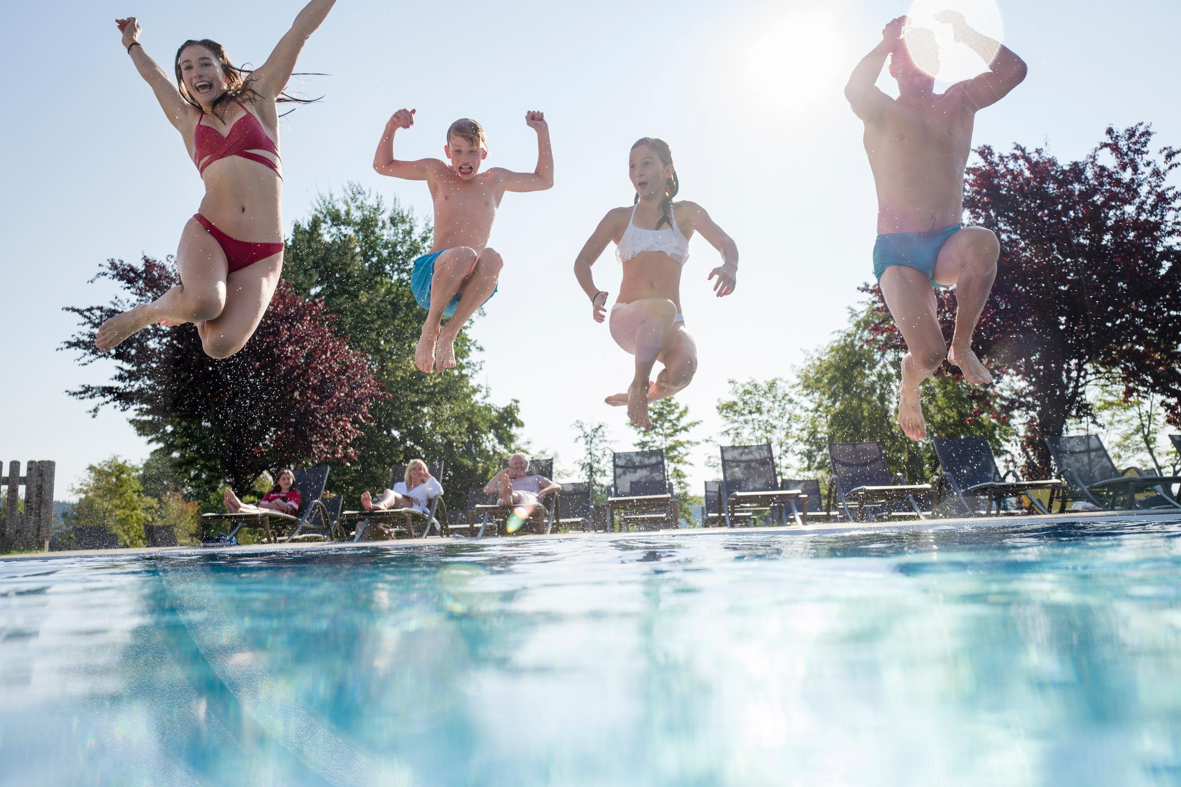 Familien springen in den Pool bei Aldiana, einem Premium Cluburlaubanbieter
