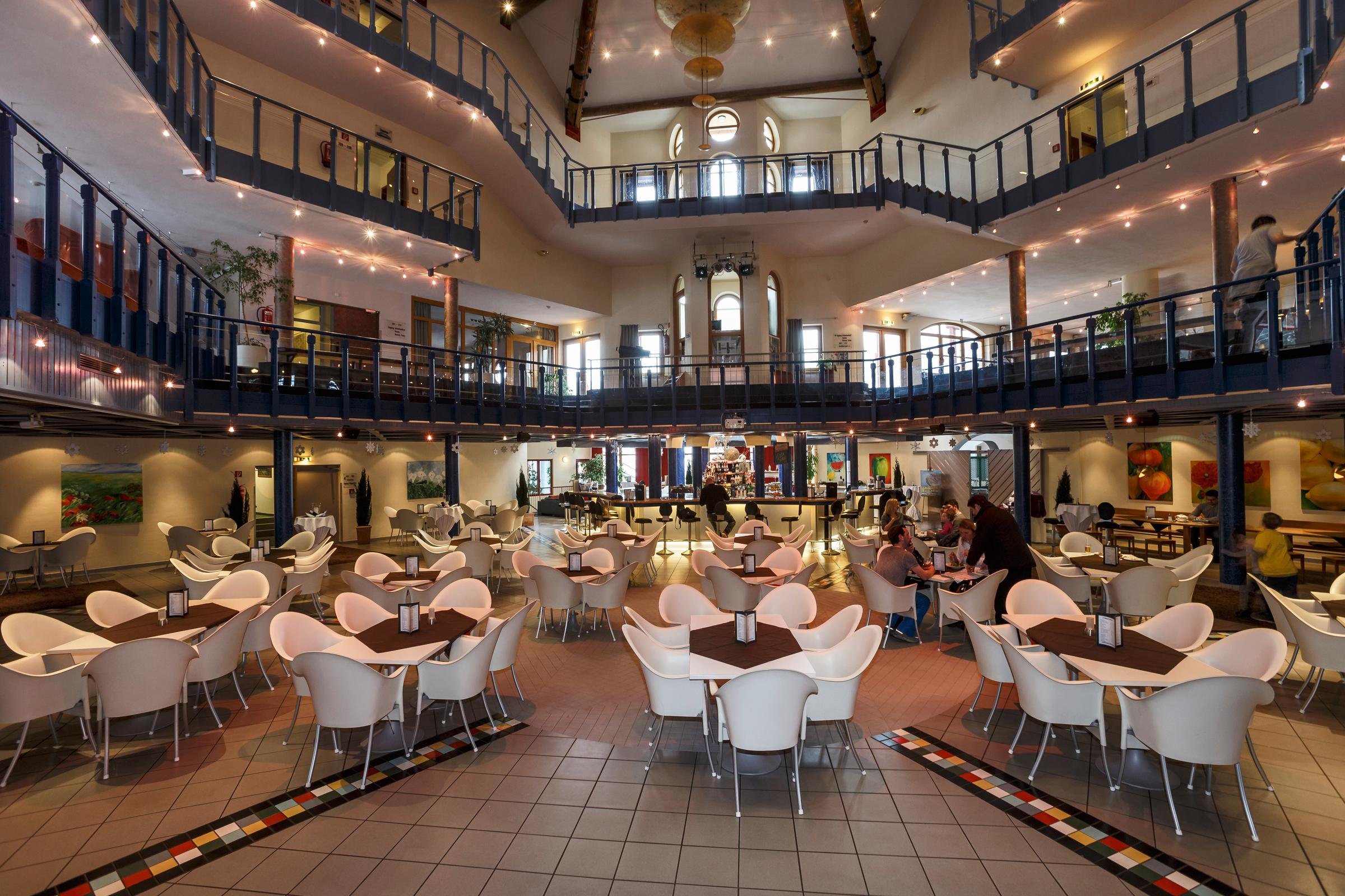 Innenaufnahme eines eleganten Restaurants bei Aldiana mit modernem Design, hell und einladend