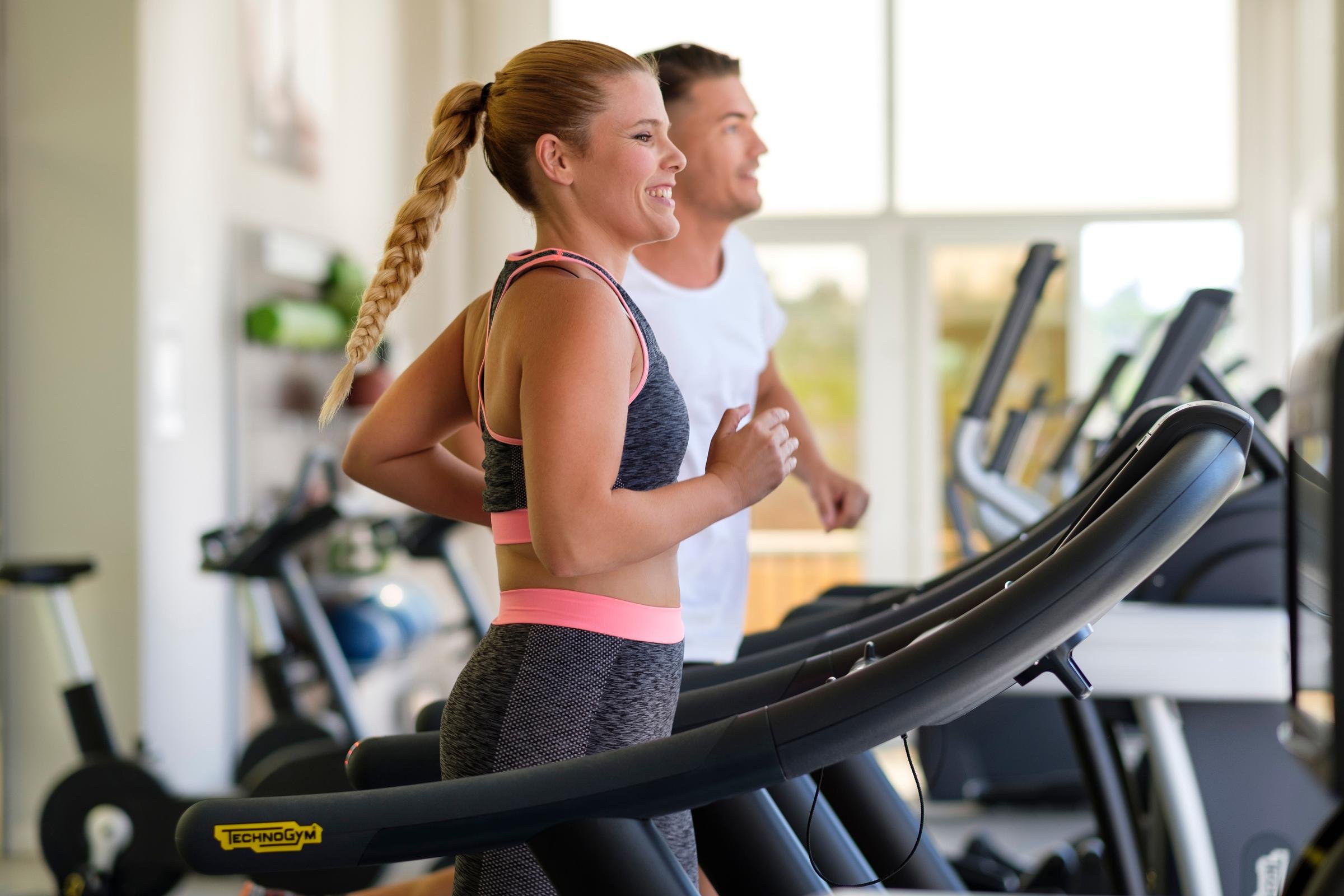 Frau beim Lauftraining auf einem Laufband im Premium Cluburlaub bei Aldiana