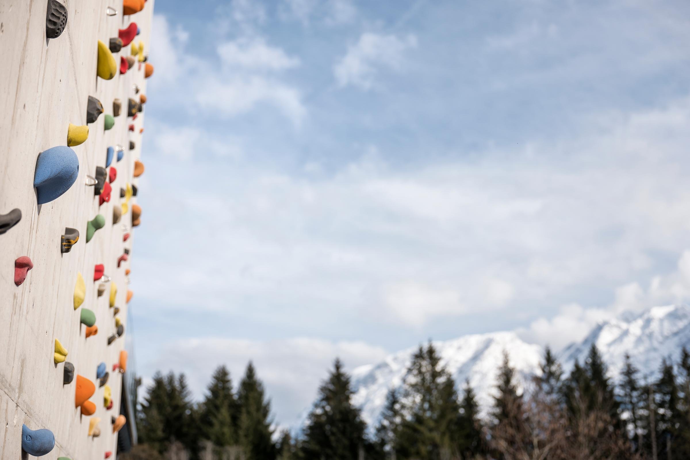 Bilder von Aldiana Premium Cluburlaub mit buntem Kletterwand und Bergpanorama in der Ferne