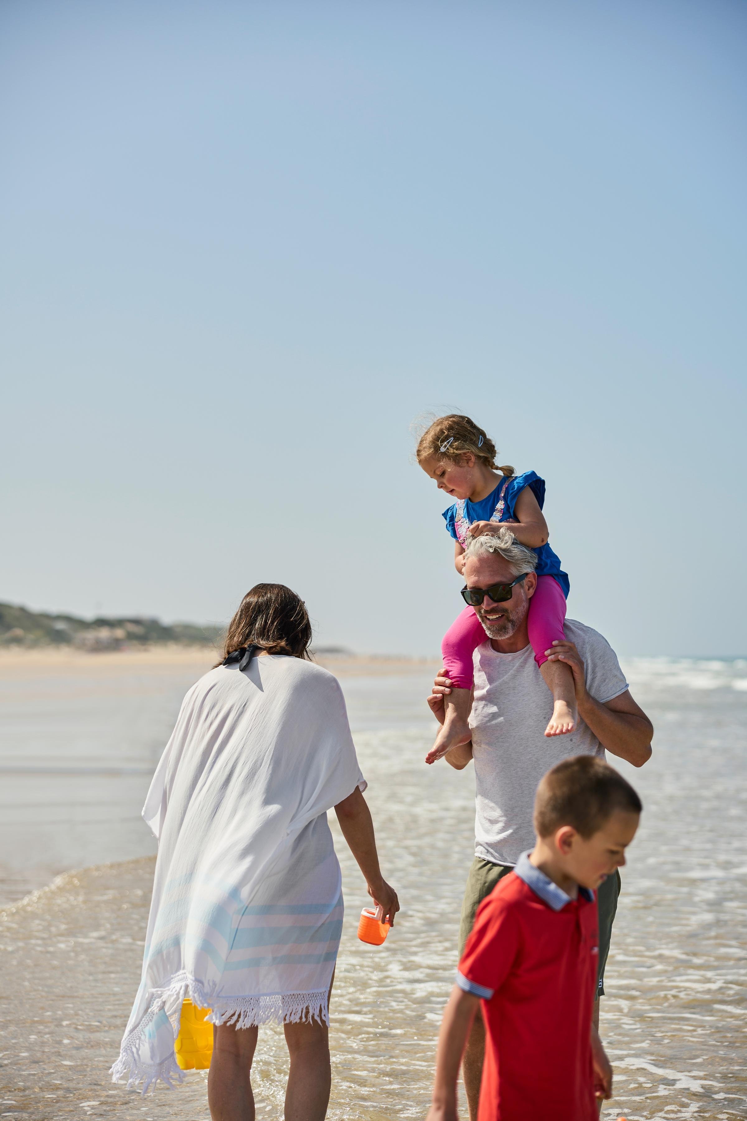 Familie am Strand bei Sonnenuntergang im Premium Cluburlaub von Aldiana