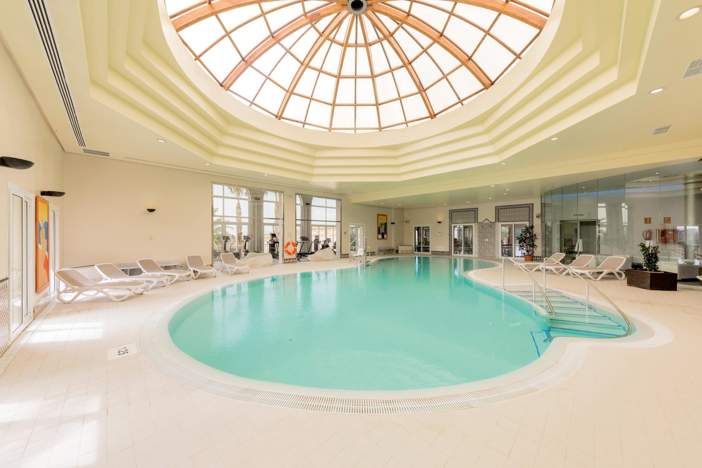 Innenaufnahme eines Panorama-Pools in einem eleganten Hotelraum bei Aldiana, Premium Cluburlaub