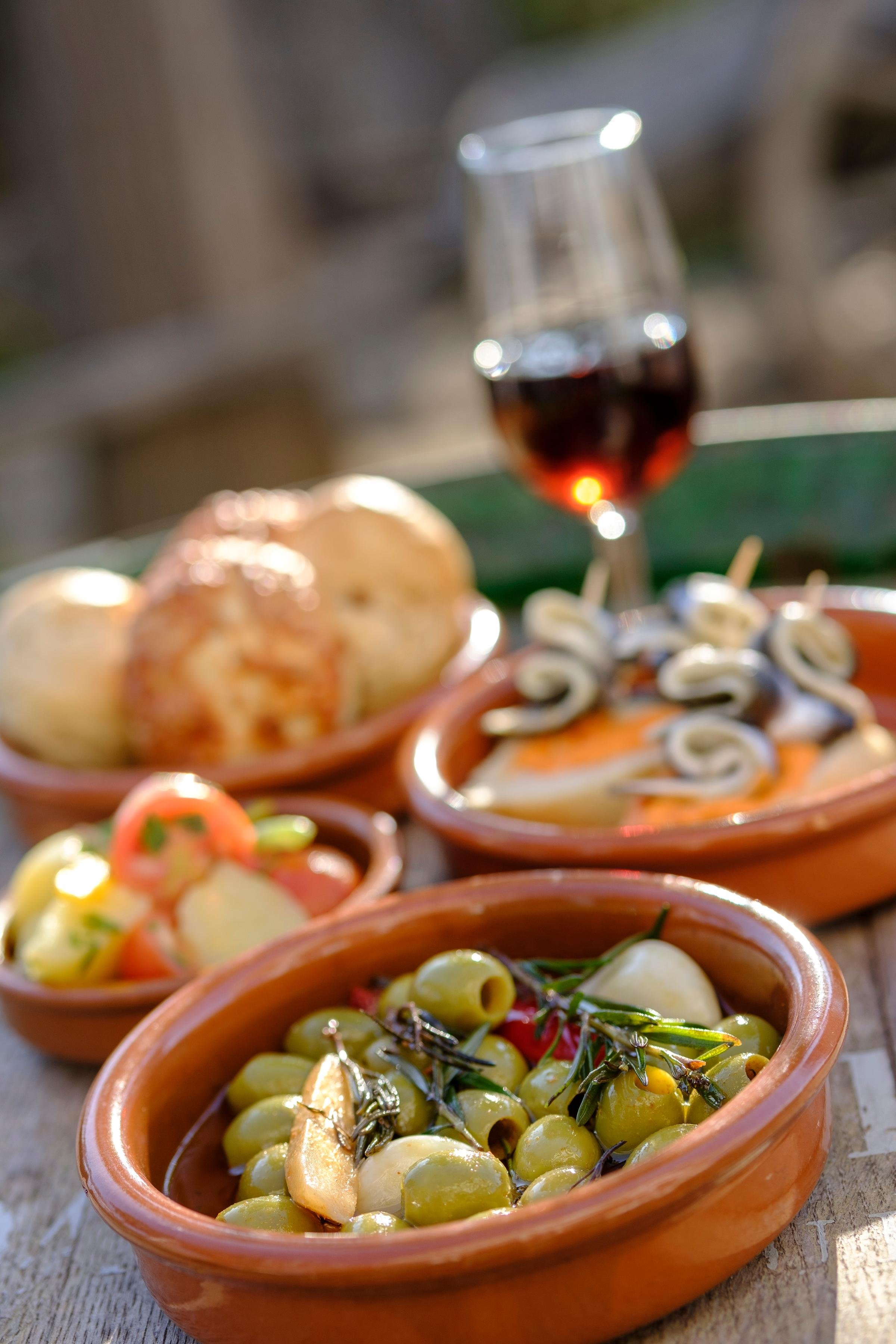 Bunte Antipasti und Weinglas bei Aldiana als Premium Cluburlaub Erlebnis