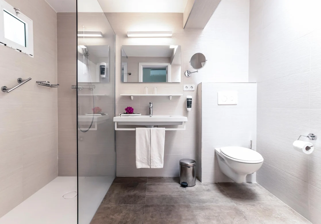 Ein modernes Badezimmer mit begehbarer Dusche, Waschbecken und Toilette im Premium Cluburlaub von Aldiana