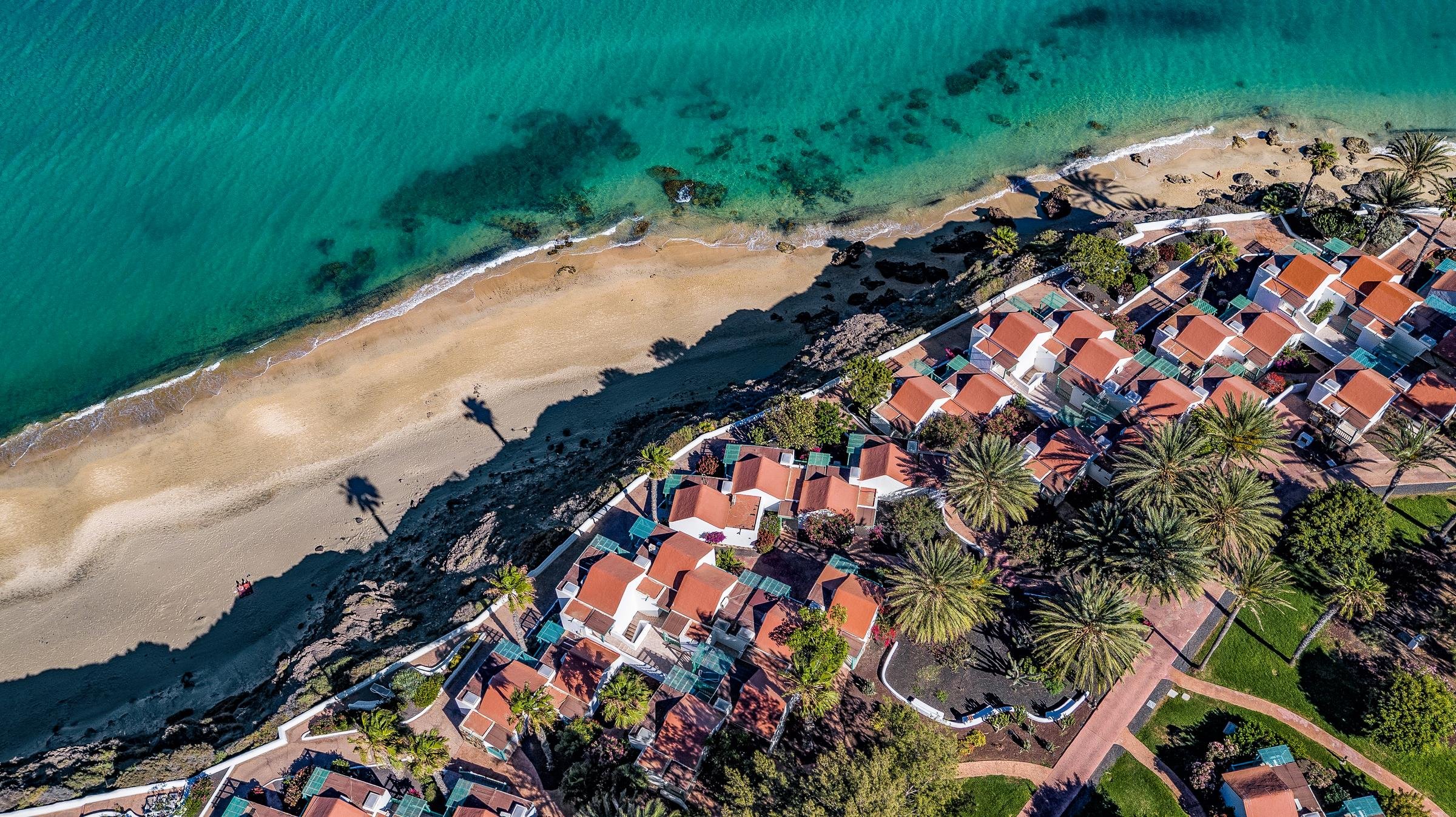 Aldiana Traumurlaub am Strand mit Unterkünften und Palmen am Meer