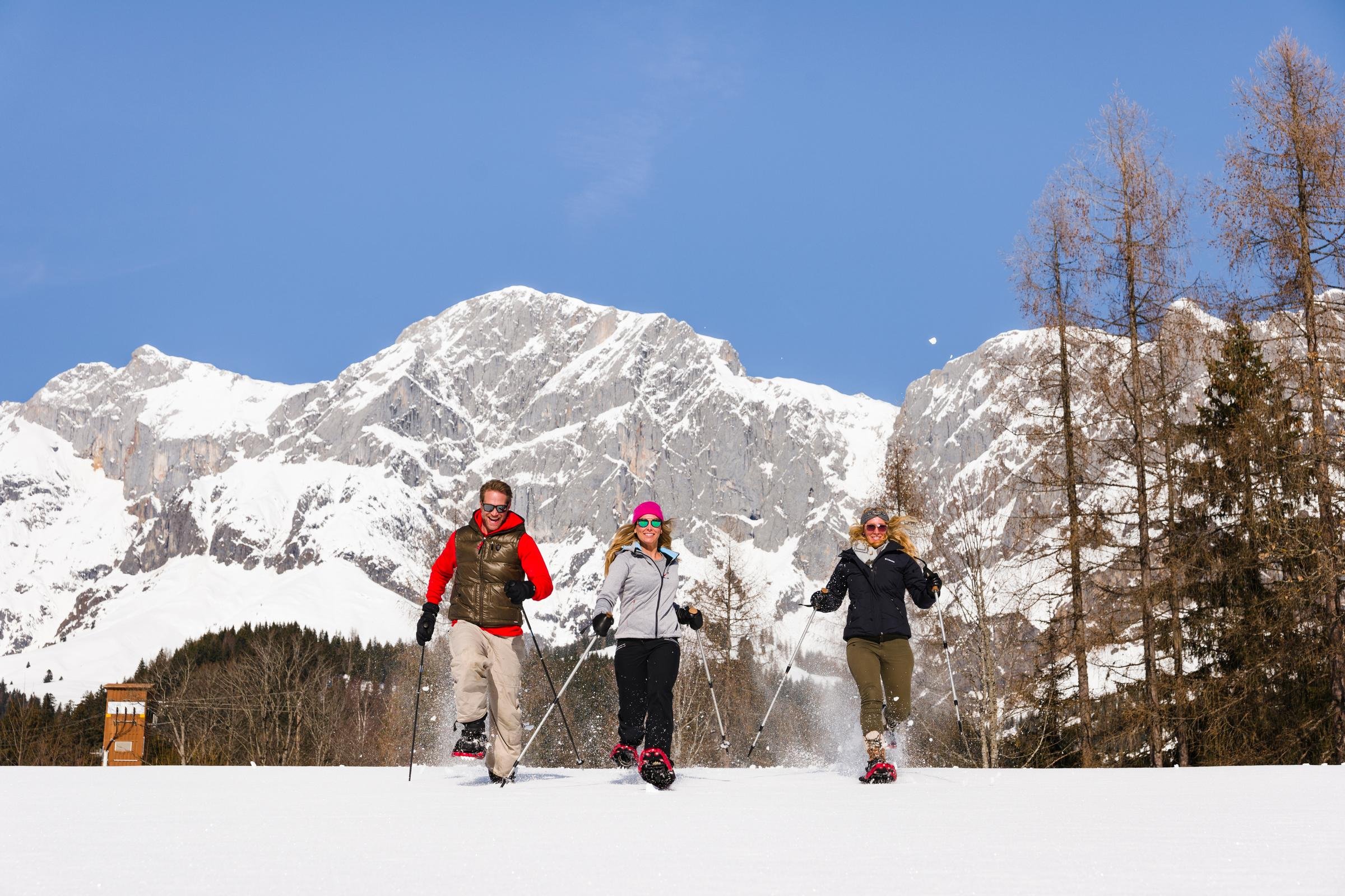 Drei Personen beim Skifahren in schneebedeckter Berglandschaft bei Aldiana, Premium Cluburlaub