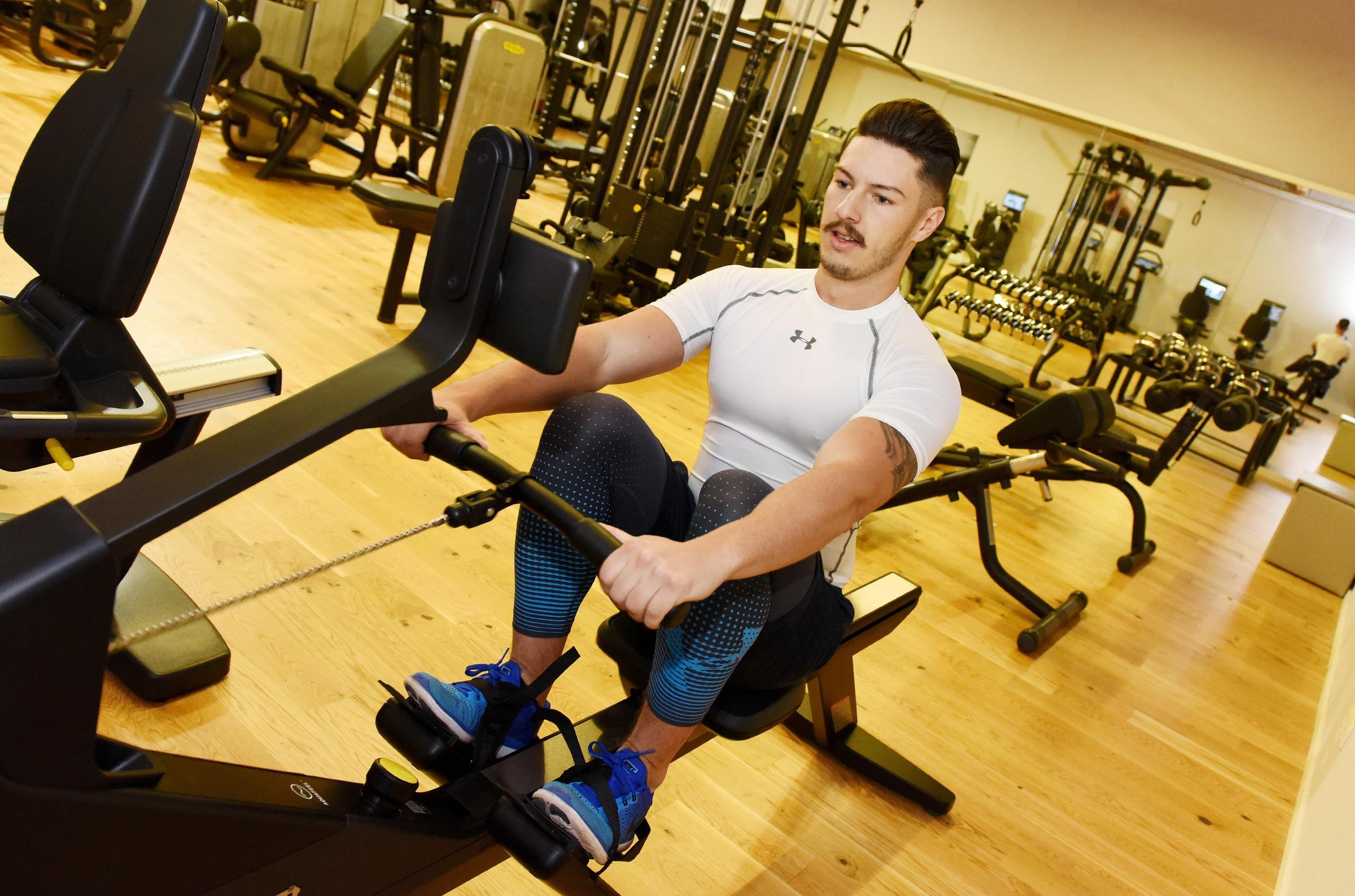 Person beim Krafttraining im Aldiana Fitnessstudio, hochwertiger Cluburlaub, fit und aktiv