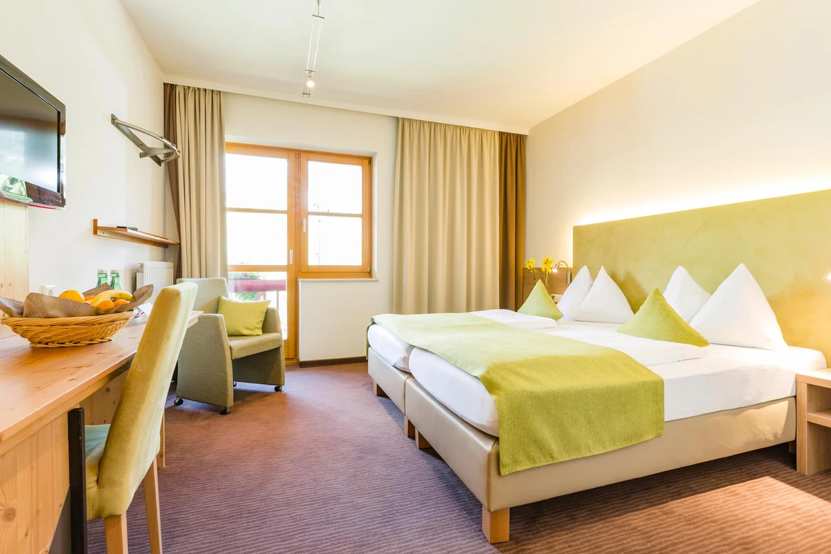 Elegantes Hotelzimmer bei Aldiana mit gemütlichem Bett, Fenster und Schreibtisch für Premium Cluburlaub