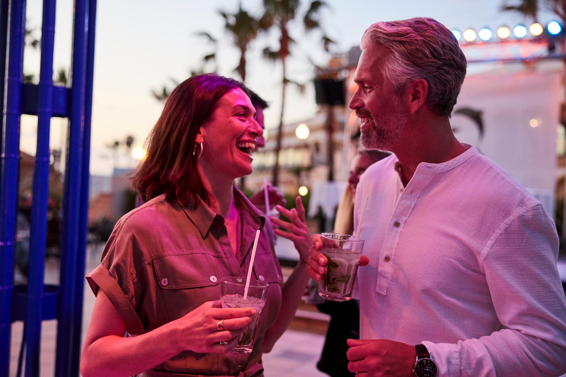 Zwei Freundinnen bei einem sommerlichen Cluburlaub von Aldiana, trinken Cocktails am Abend