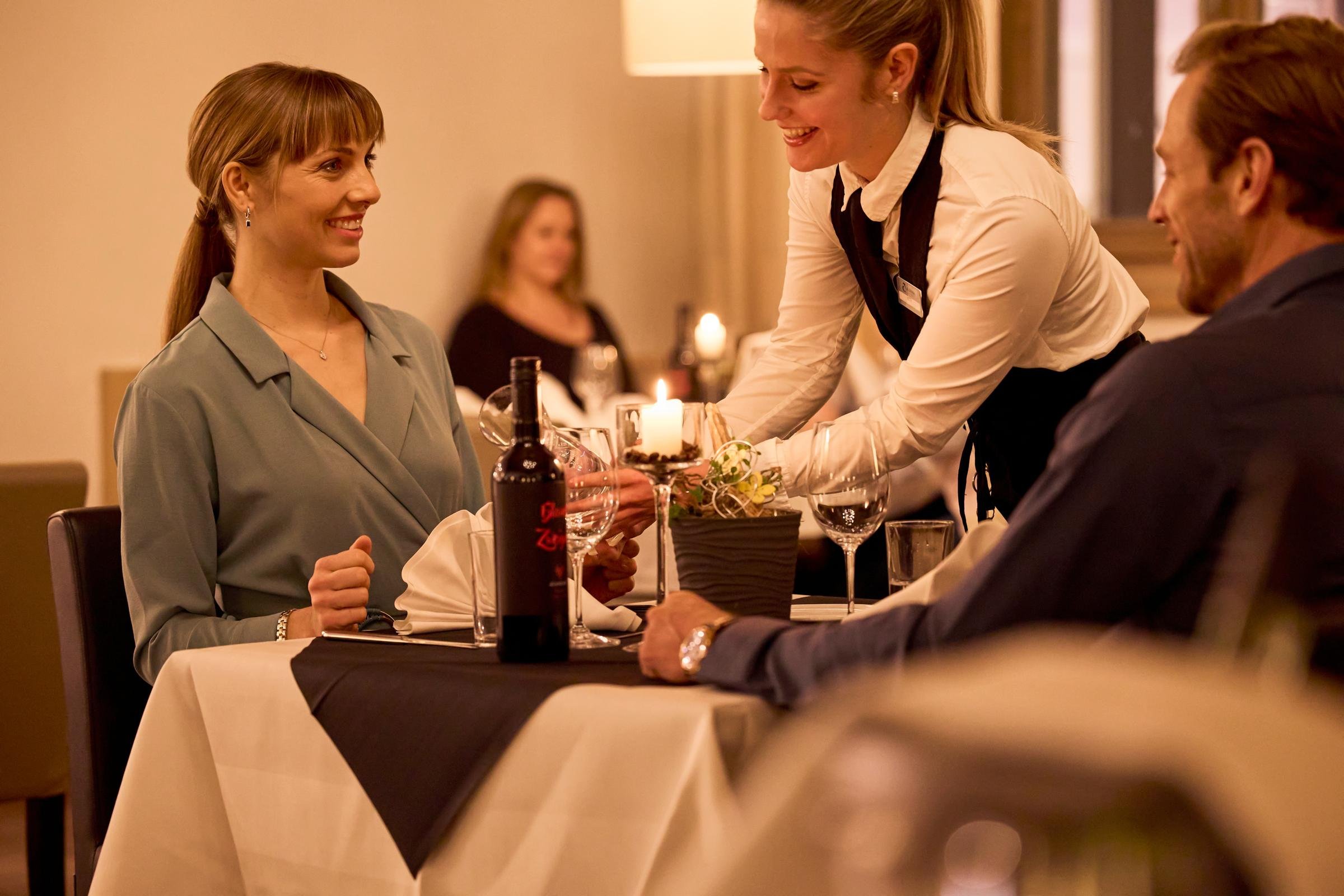 Paar beim eleganten Dinner in einem Premium Cluburlaub bei Aldiana