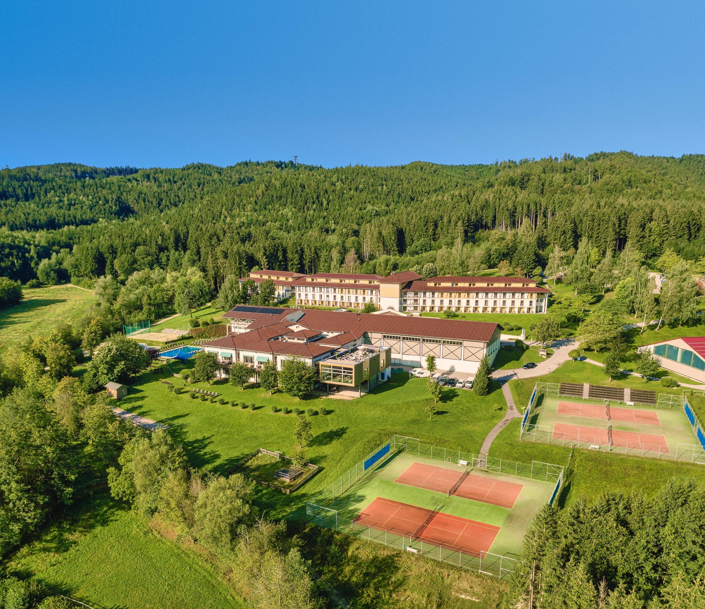 Luxuriöser Aldiana Cluburlaub auf einer grünen Hügelregion mit Tennisplätzen und Swimmingpools