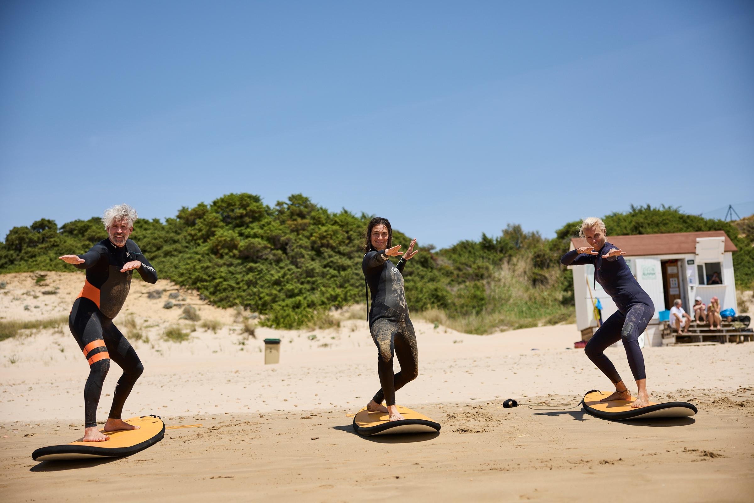 Drei Menschen beim Stand-up-Paddling am Strand bei Aldiana, Sunnyday, Entspannung.