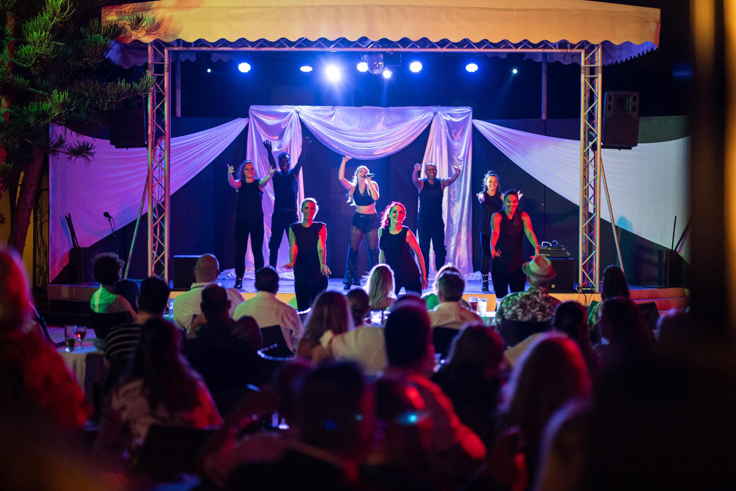 Jugendliche bei einer Bühnenshow im Premium Cluburlaub von Aldiana