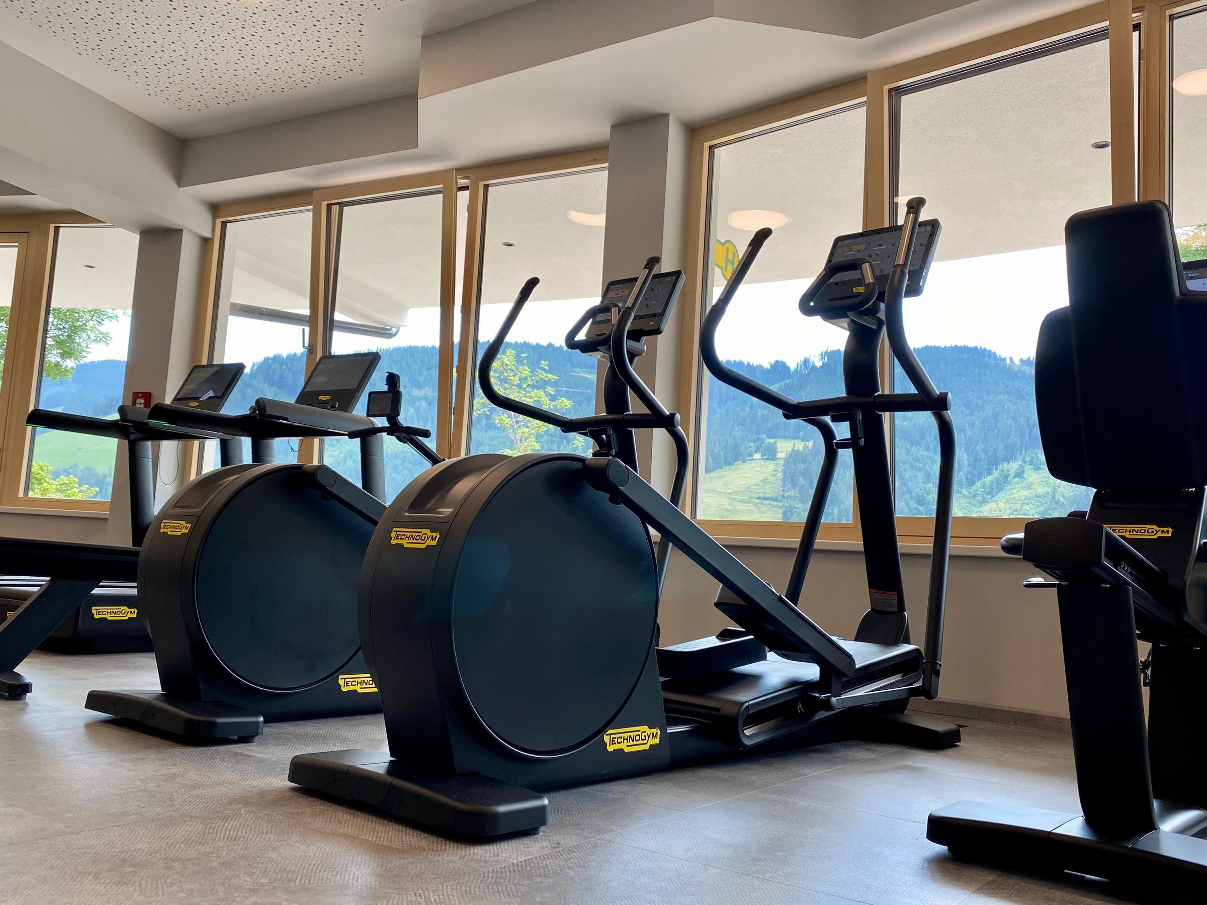 Innenraum eines Premium Fitnessstudios bei Aldiana mit Cardio- und Laufgeräten