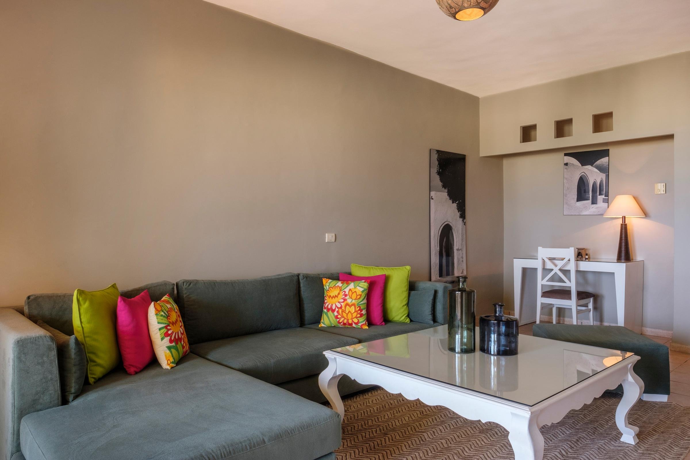 Gemütliches Wohnzimmer mit bunten Kissen und eleganter Einrichtung bei Aldiana Premium Cluburlaub