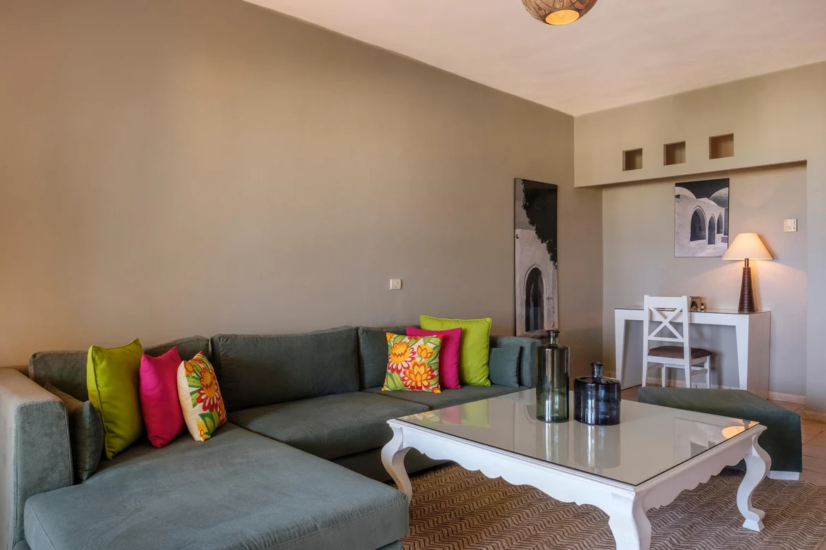 Gemütliches Wohnzimmer mit bunten Kissen und eleganter Einrichtung bei Aldiana Premium Cluburlaub