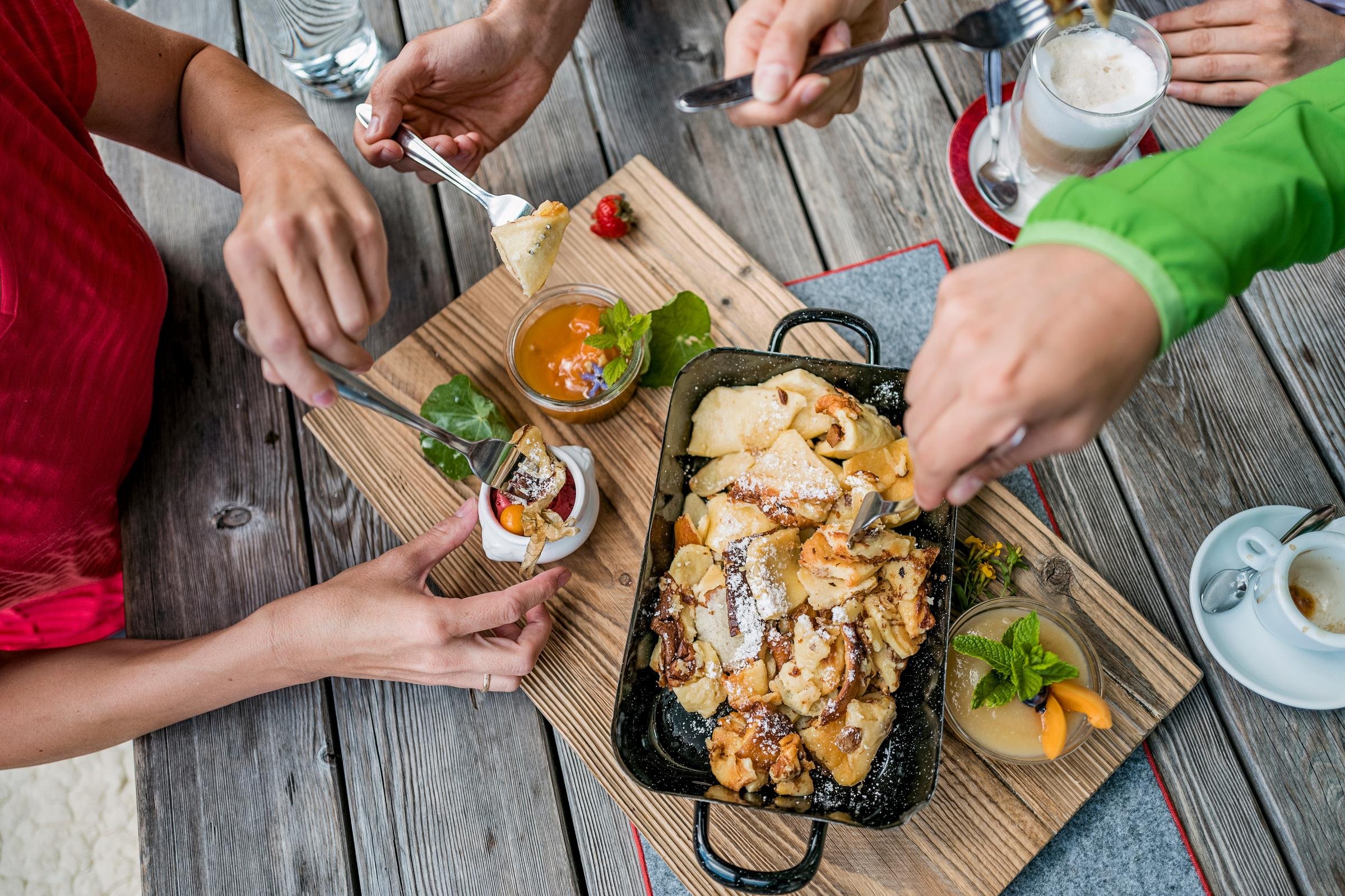 Menschen genießen Dessert mit Eis und Früchten bei Aldiana im Premium Cluburlaub