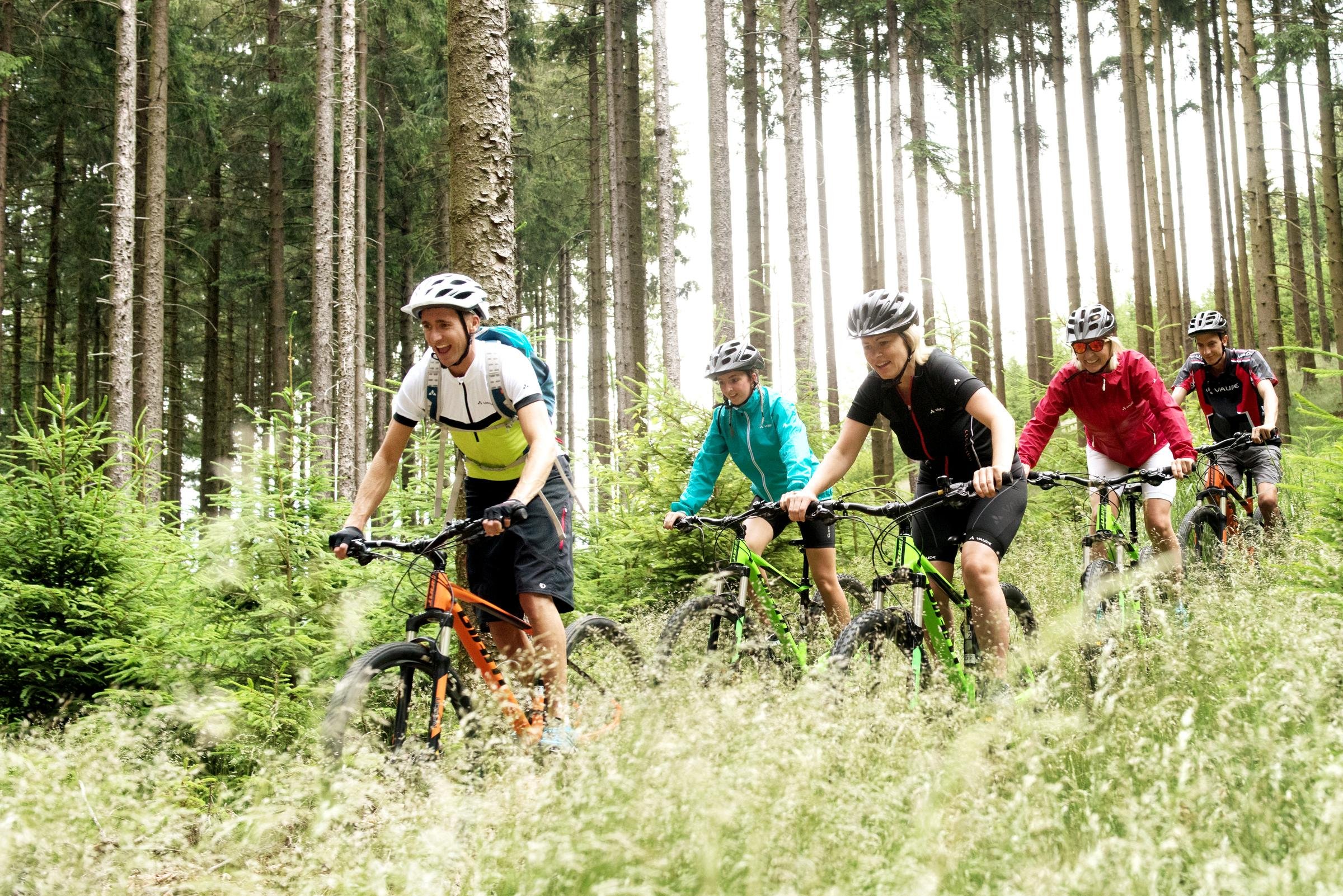 Fünf Kinder radeln im Wald beim Premium Cluburlaub von Aldiana