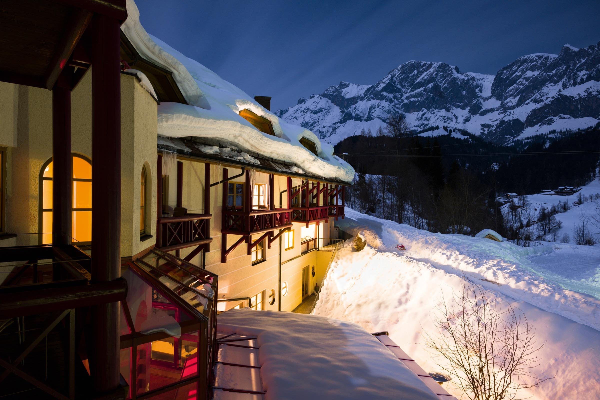 Elegantes Aldiana Hotel in verschneiter Berglandschaft bei Nacht, komfortabler Urlaub in den Alpen