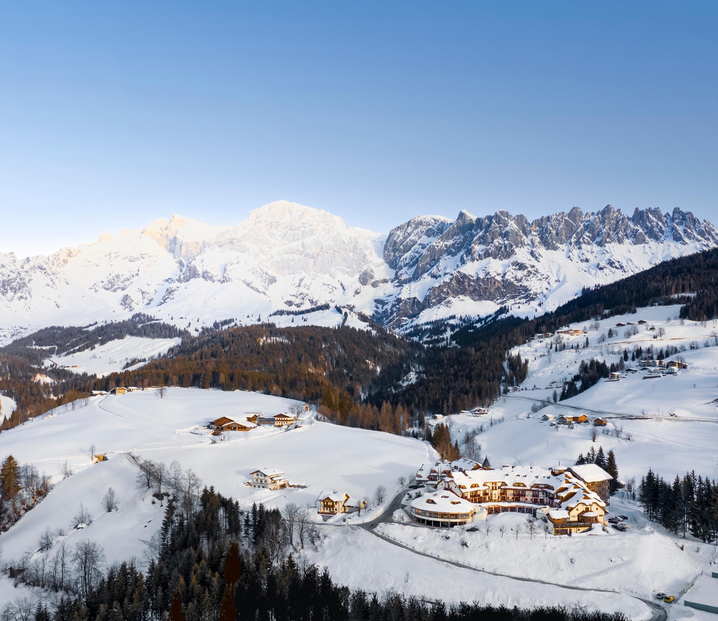 Alpines Winterpanorama bei Aldiana mit verschneiten Hütten und Bergen, barrierefrei zugänglich
