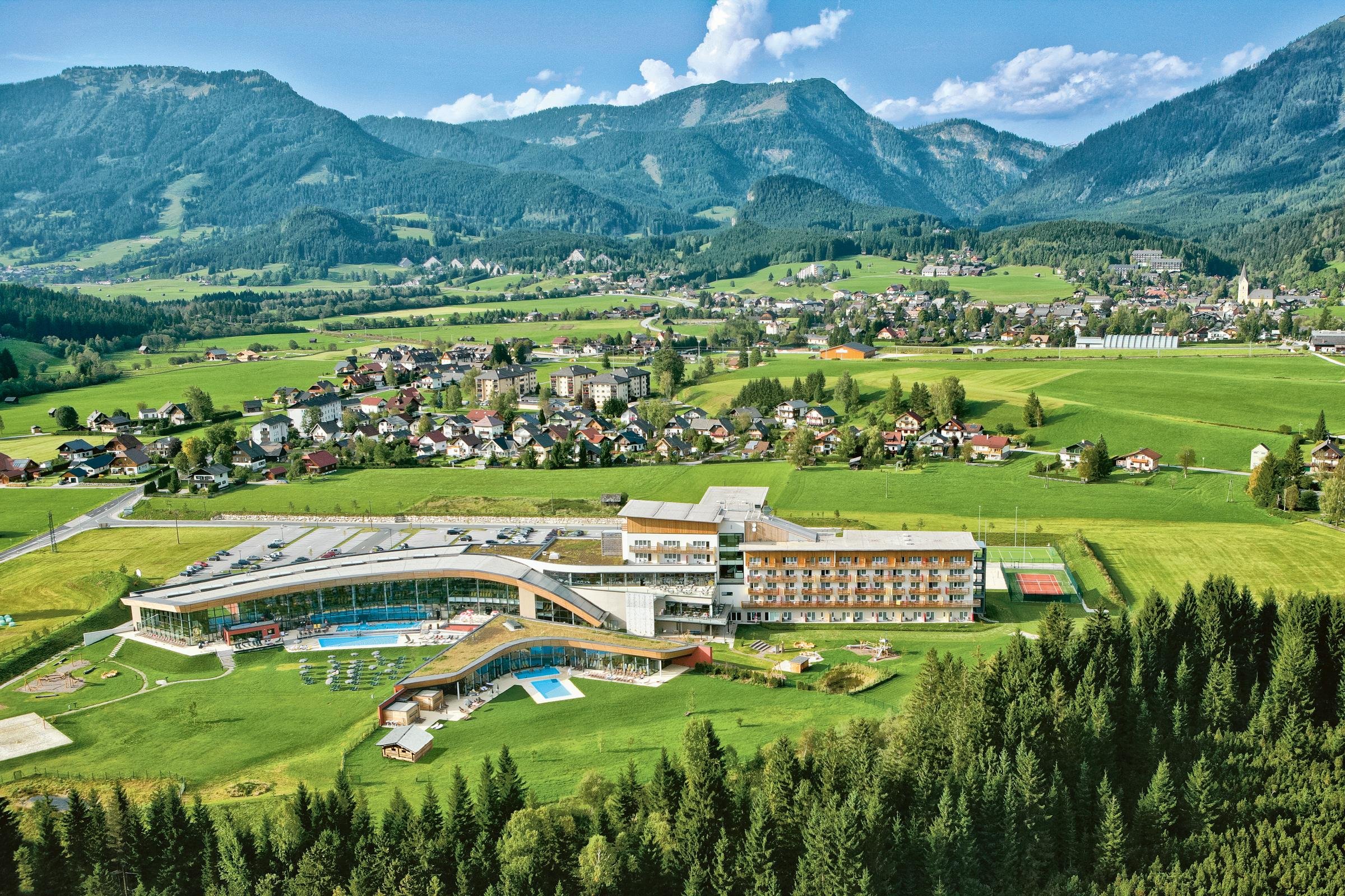 Luftaufnahme eines Aldiana Cluburlaubs in einer malerischen Landschaft mit Bergen und Grünflächen