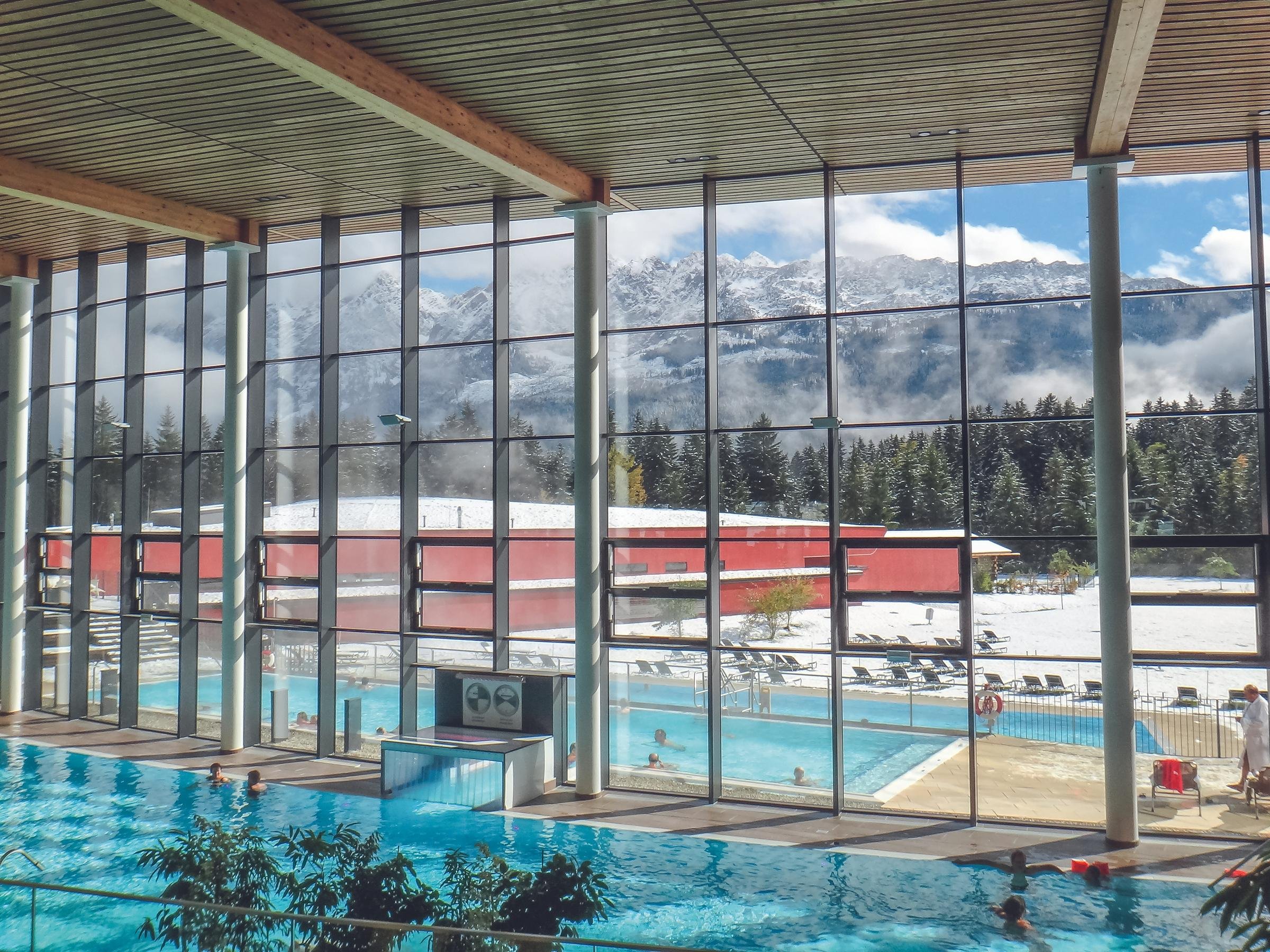 Blick auf das Hallenbad bei Aldiana mit Bergblick und großen Fensterfronten