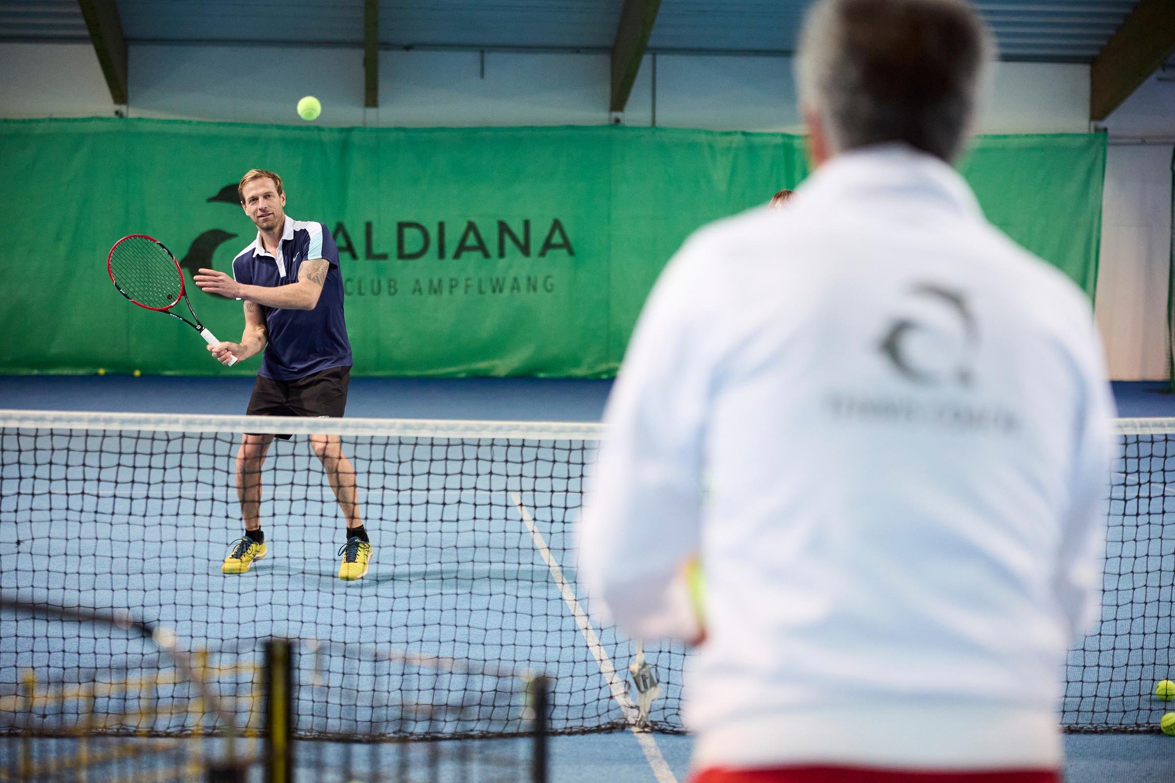 Tennisstunden mit Tennislehrer Thomas in der Tennishalle.