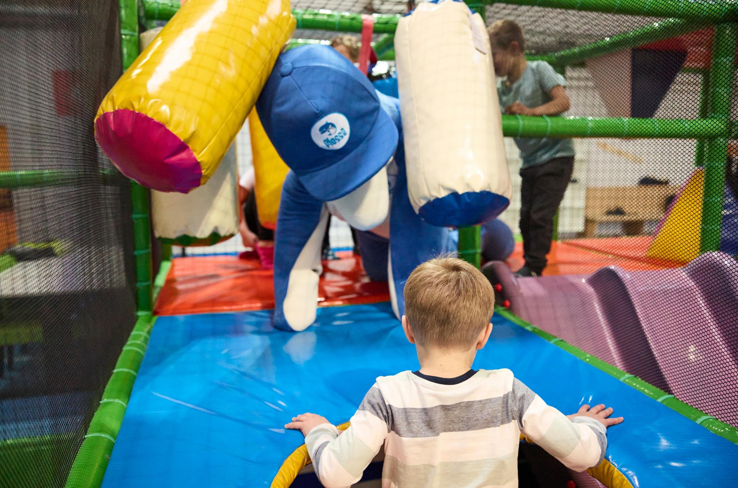 Kinderspielplatz bei Aldiana mit Rutschen und Kletterelementen im Indoor-Barkhamb.