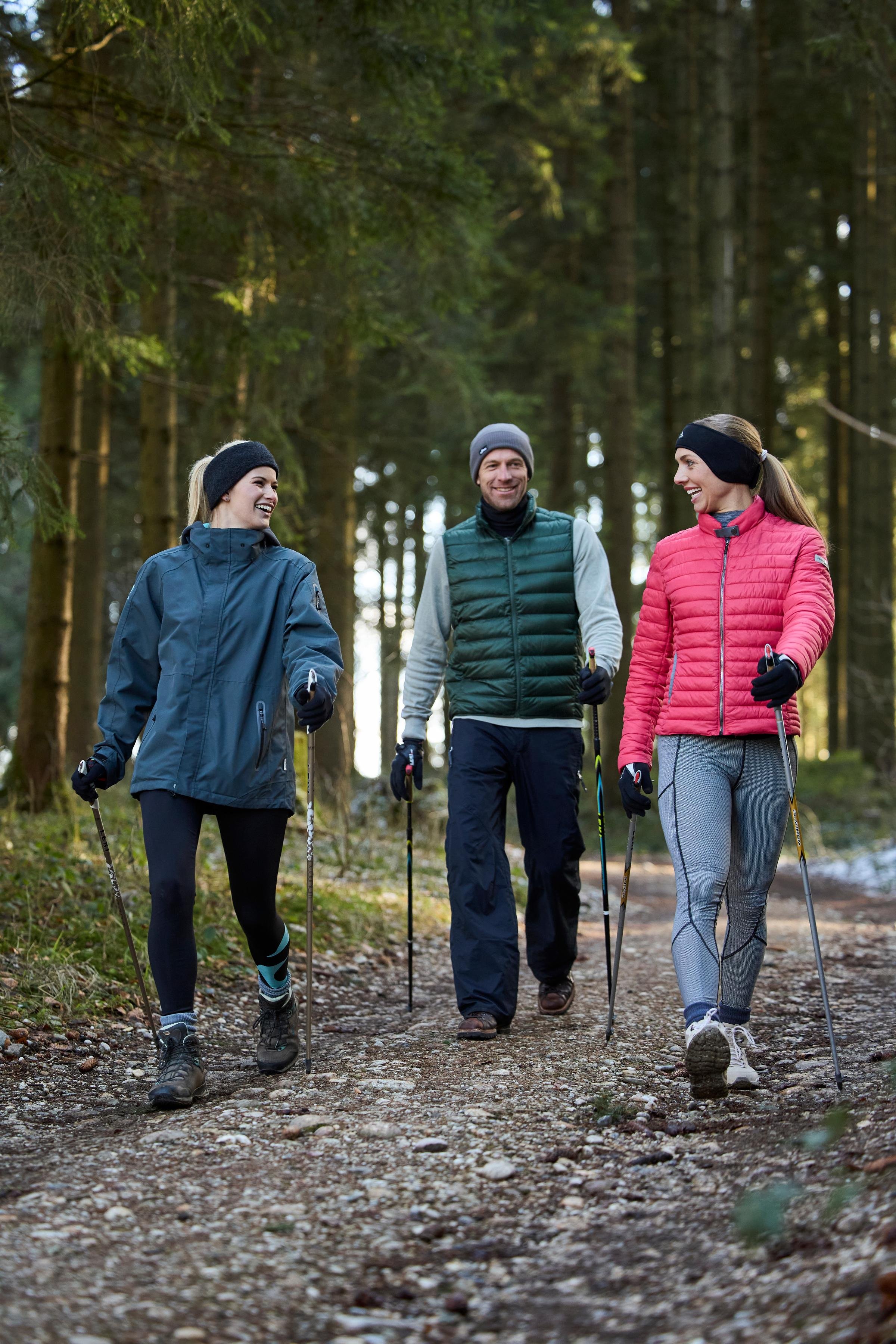 Drei Personen beim Wandern im Wald, typische Szene eines Premium Cluburlaubs bei Aldiana
