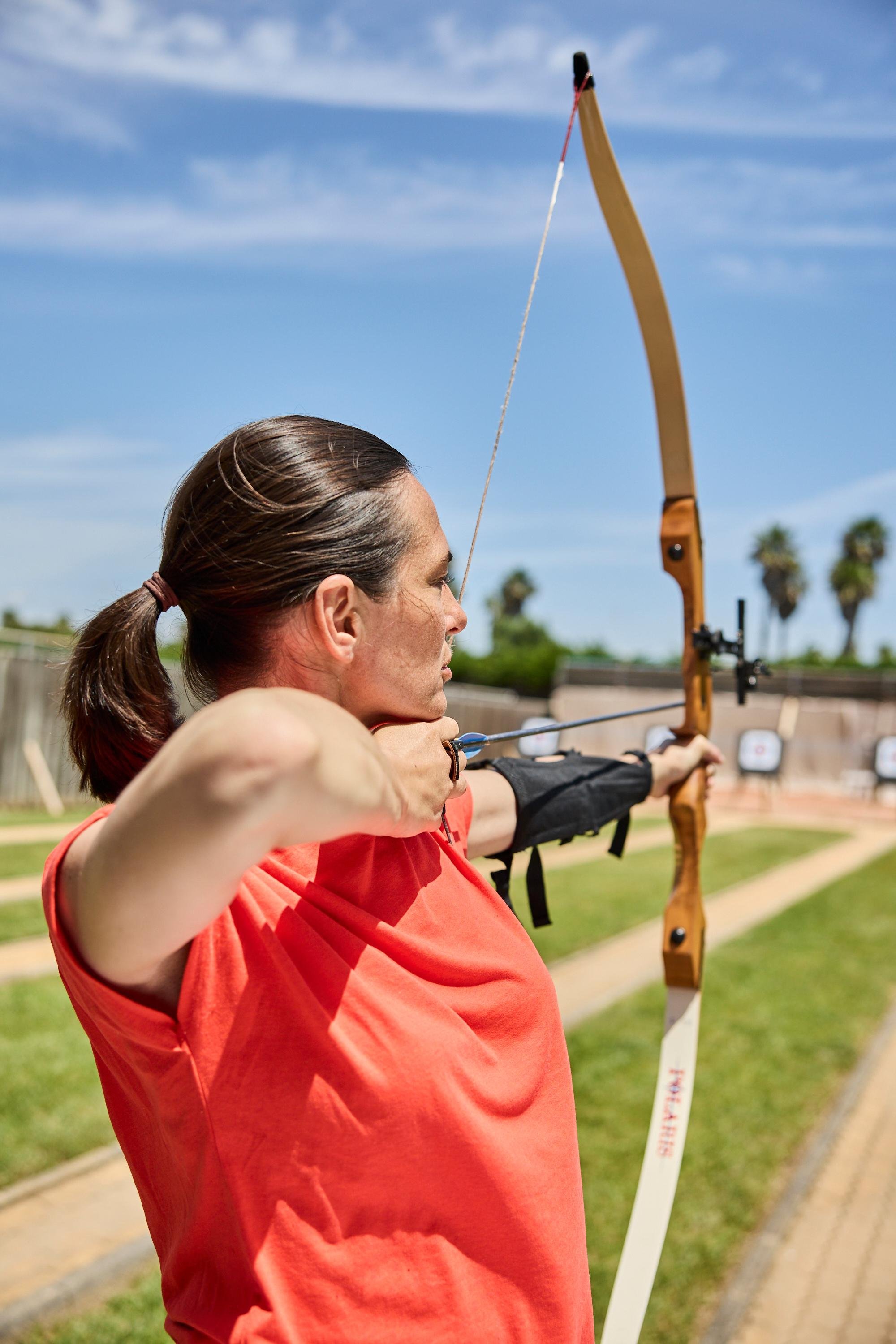 Person schießt mit Bogen auf einer Outdooranlage, beim Premium Cluburlaub von Aldiana