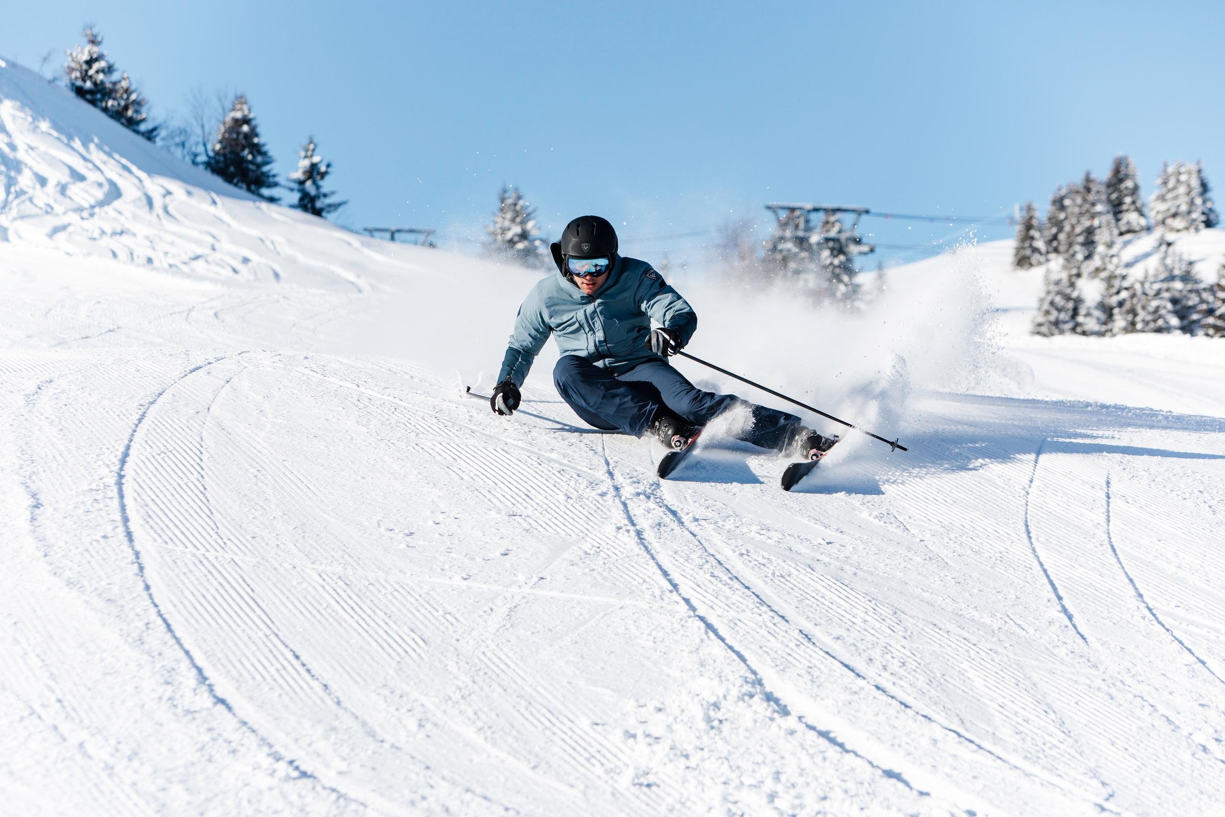 Skifahrer auf Piste beim Gleiten im Schnee, Spektakuläres Winterabenteuer bei Aldiana