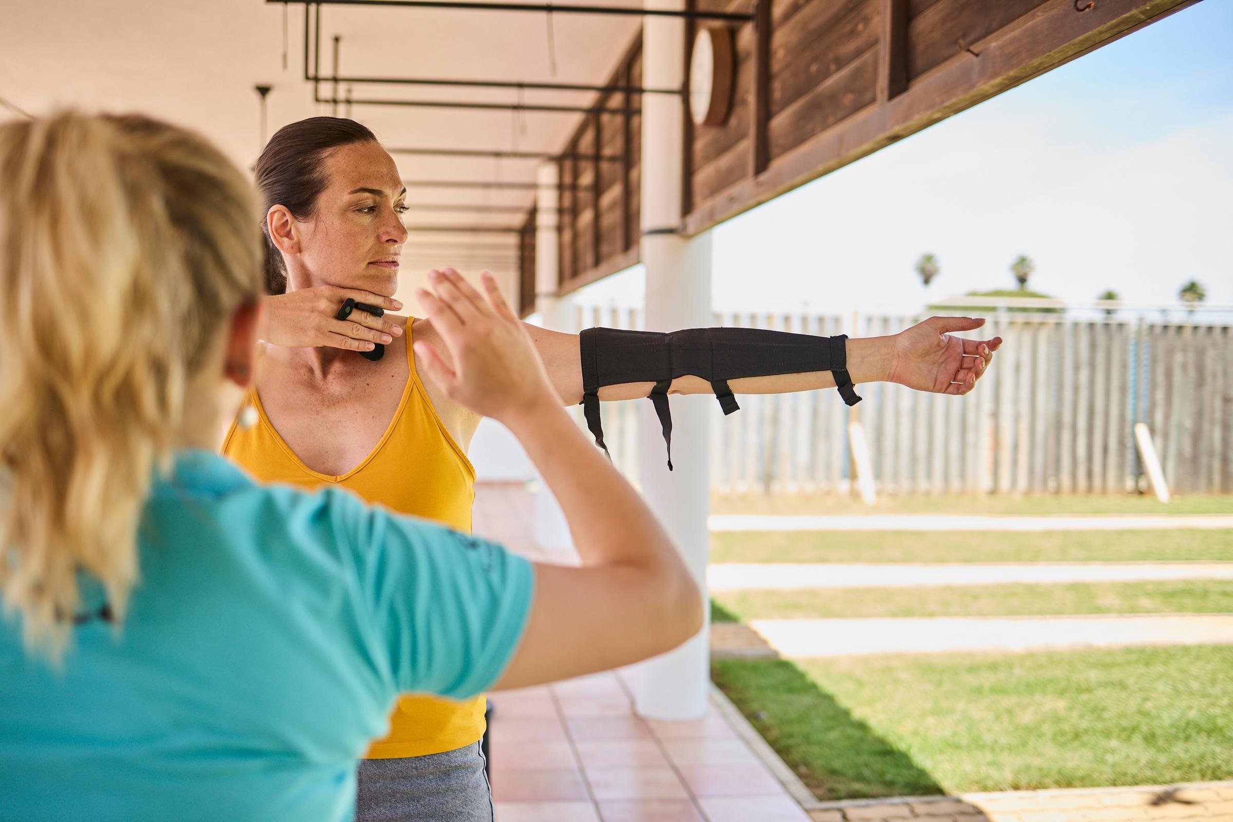 Frau beim Bogenschießen im Aldiana Premium Cluburlaub, outdoor, sportlich, entspannt
