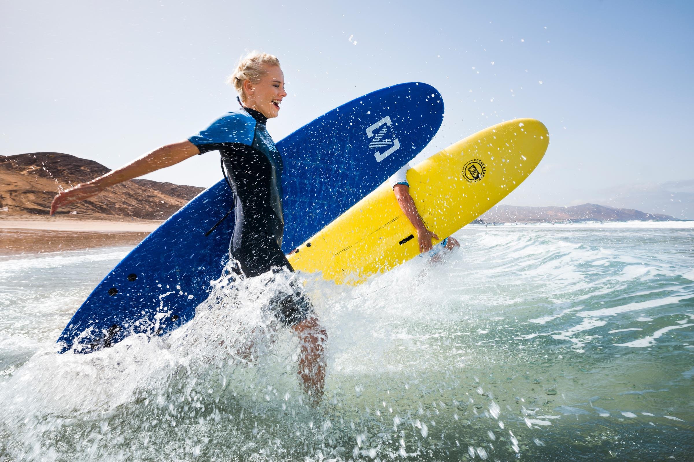 Ableitende Person beim Surfen am Meer, Freude und Aktivität, Premium Cluburlaub bei Aldiana