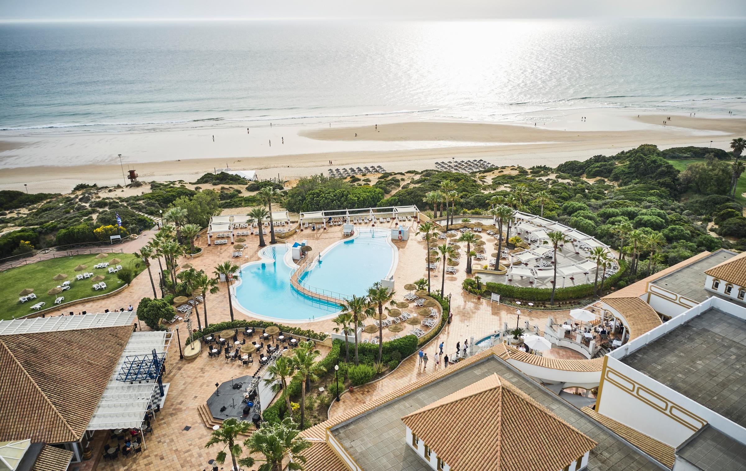Blick auf den Poolbereich und den Strand vom Aldiana Premium Cluburlaub in Deutschland