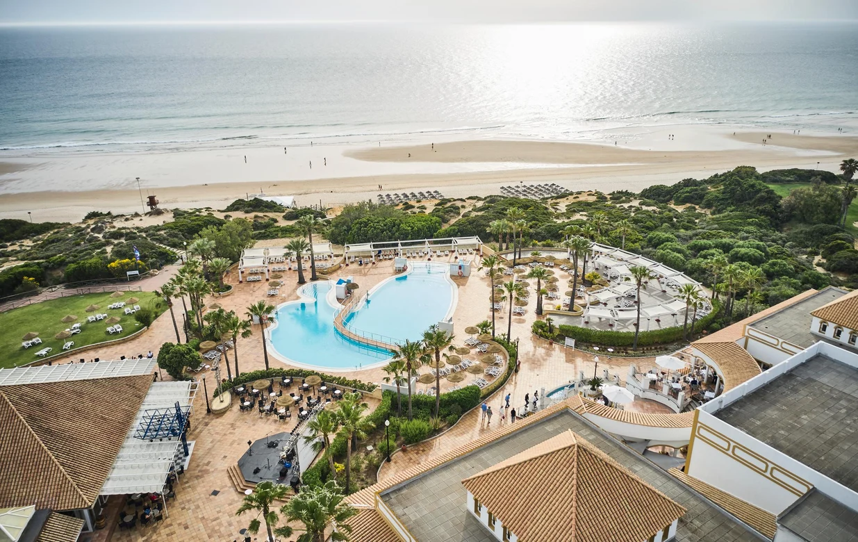 Anlage mit Ansicht auf Pool und Meer