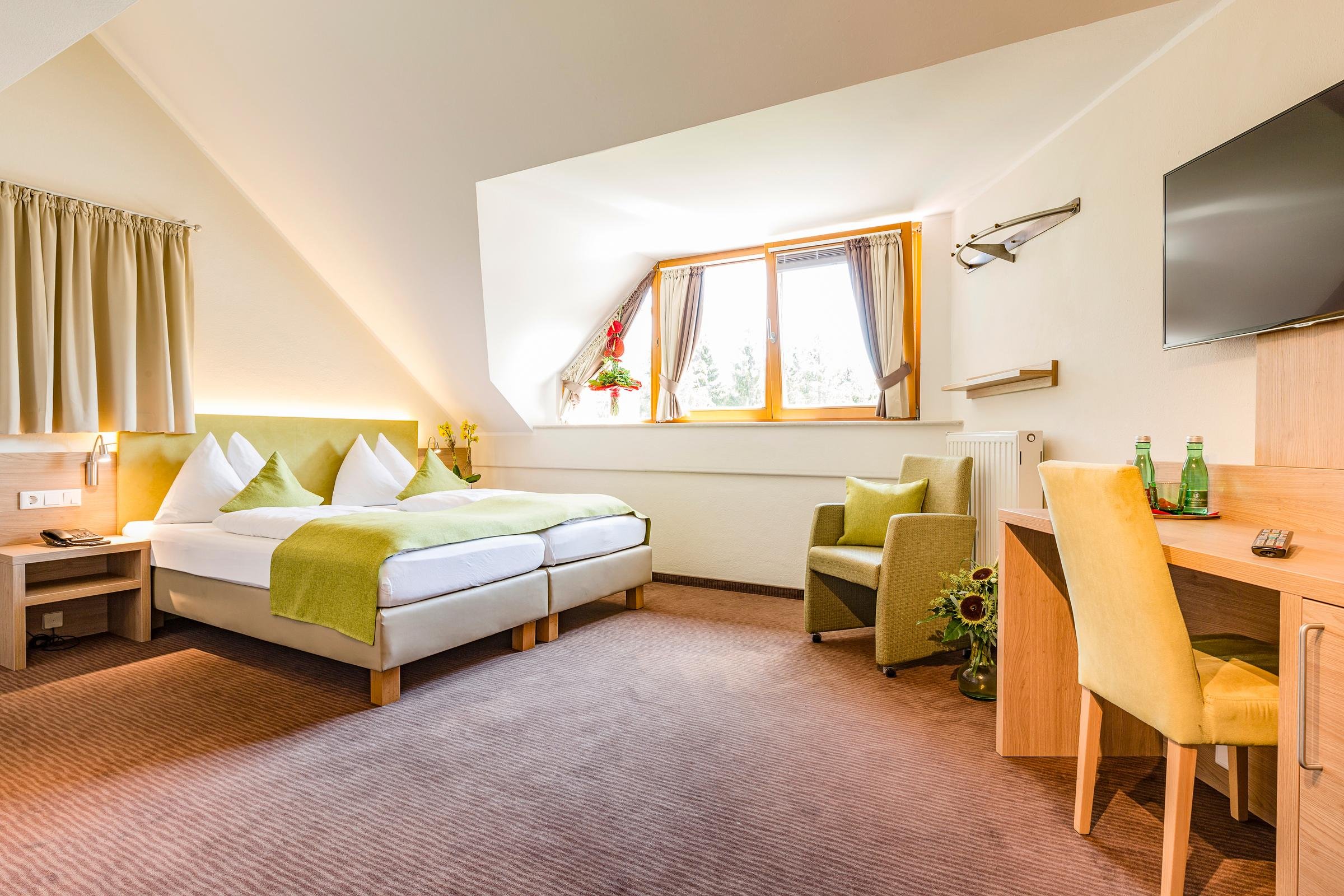Elegantes Hotelzimmer bei Aldiana mit Himmelbett, Sofa, Schreibtisch und Blick auf die Natur