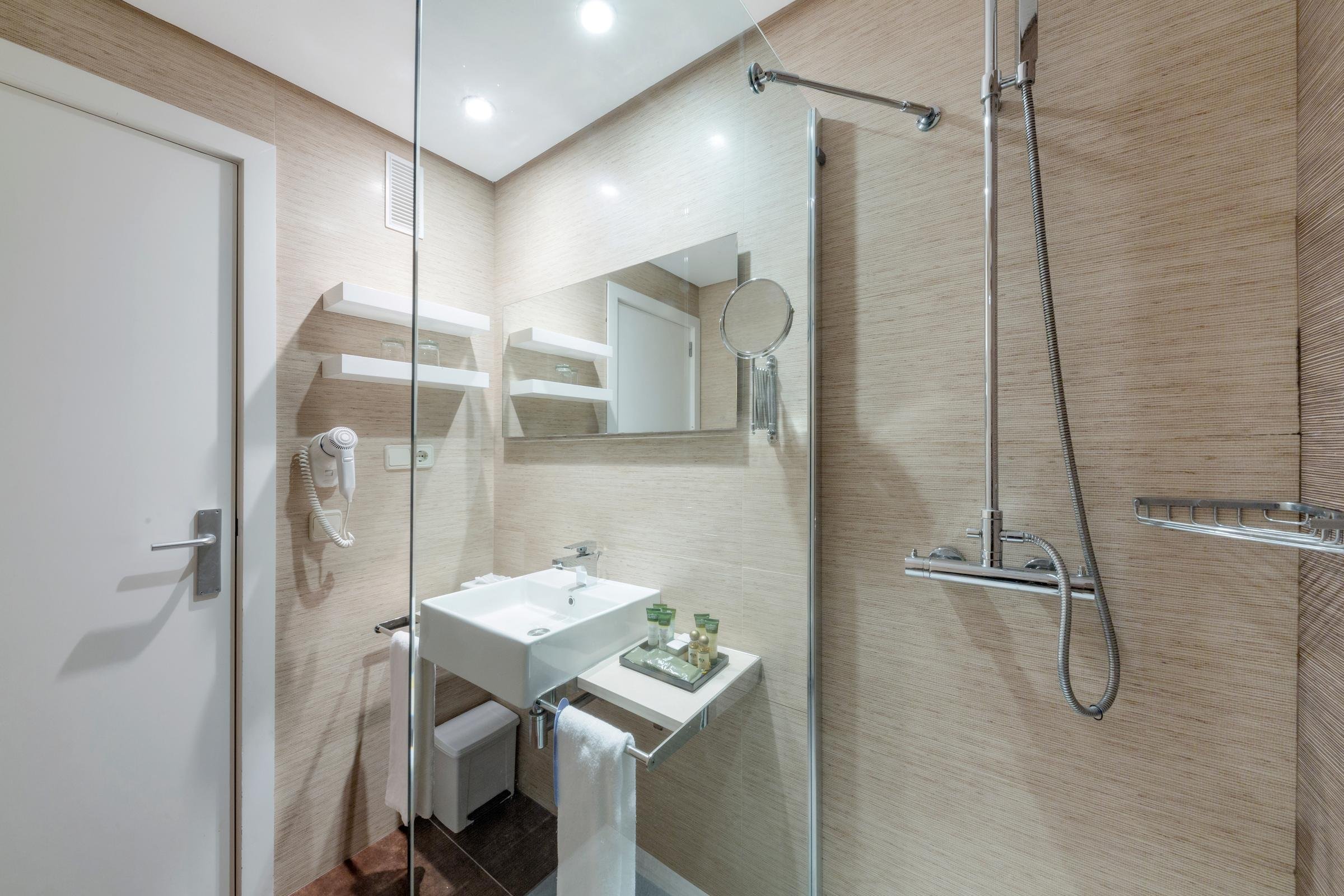 Modernes Badezimmer mit Spiegel, Waschbecken und Duschbereich in einem Aldiana Premium Cluburlaub