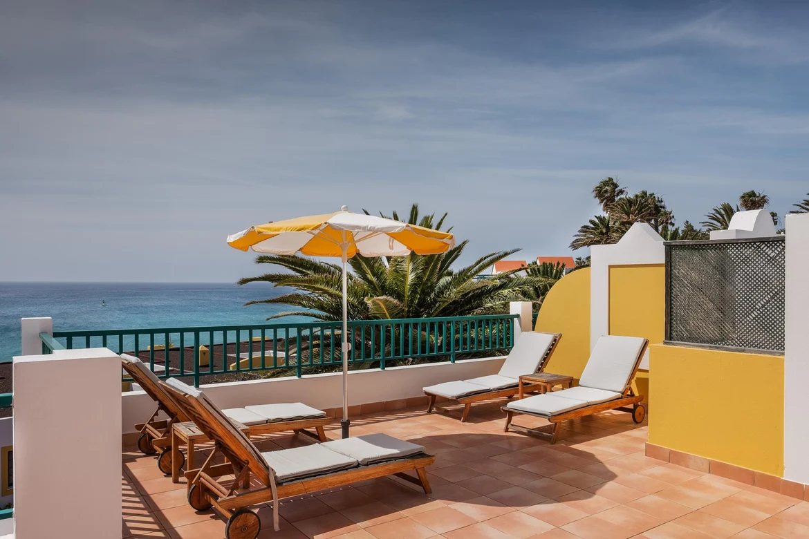 Aldiana Hotel Terrasse mit Sonnenschirm Liegestühlen und Blick aufs Meer