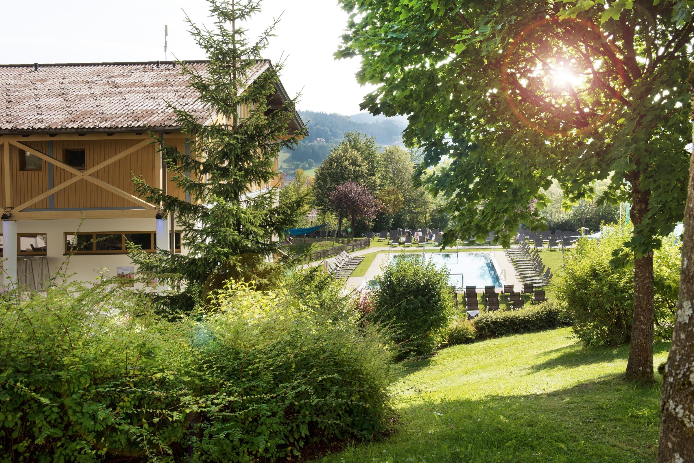 Bilder von Aldiana: gepflegte Urlaubsanlage mit Pool, umgeben von Natur und Bäumen