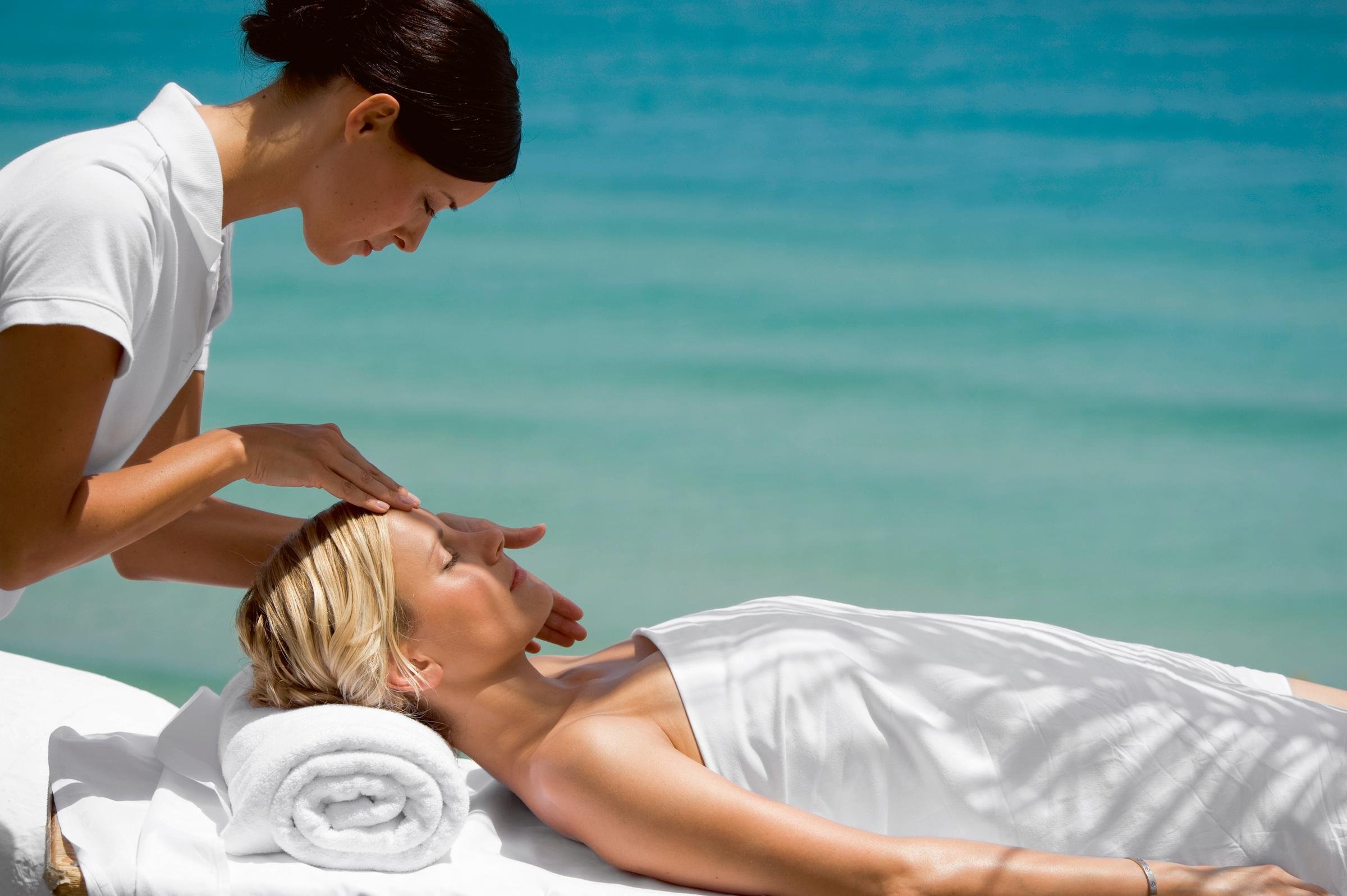 Entspannende Massage bei Aldiana im Premium Cluburlaub am Strand