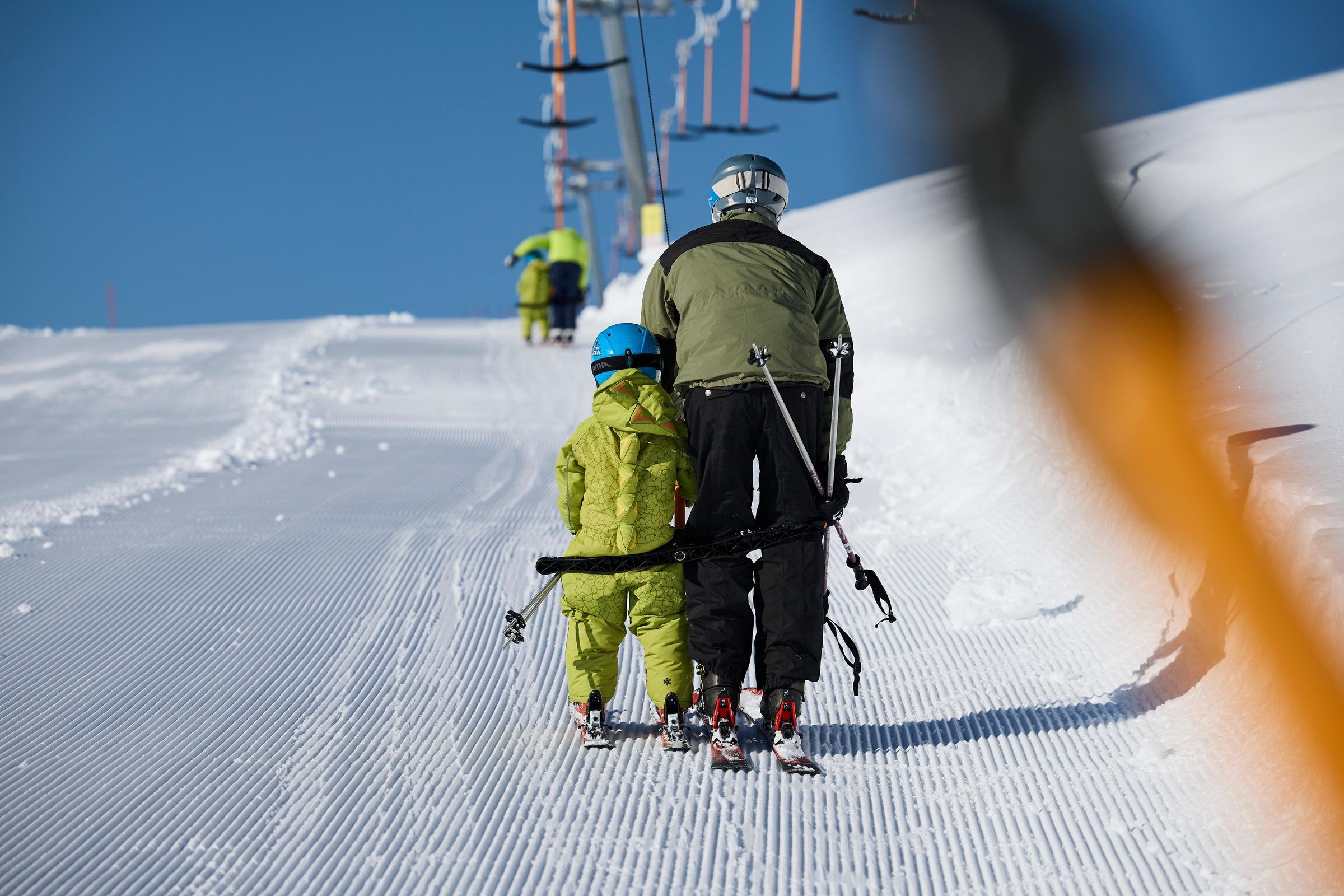 Skiläufer und Kind auf Pisten bei Aldiana, Premium Cluburlaub in Winterlandschaft
